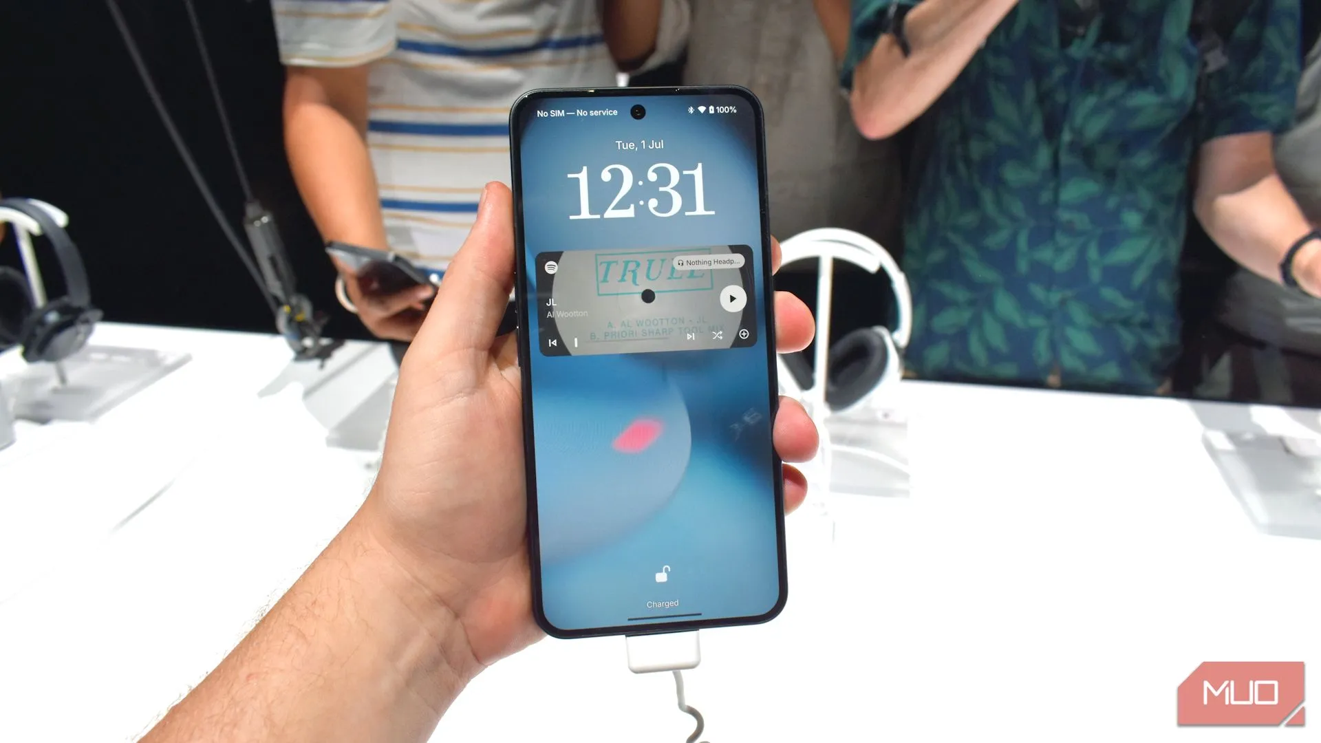 Điện thoại Nothing Phone 3 nhìn từ mặt trước khi cầm trên tay