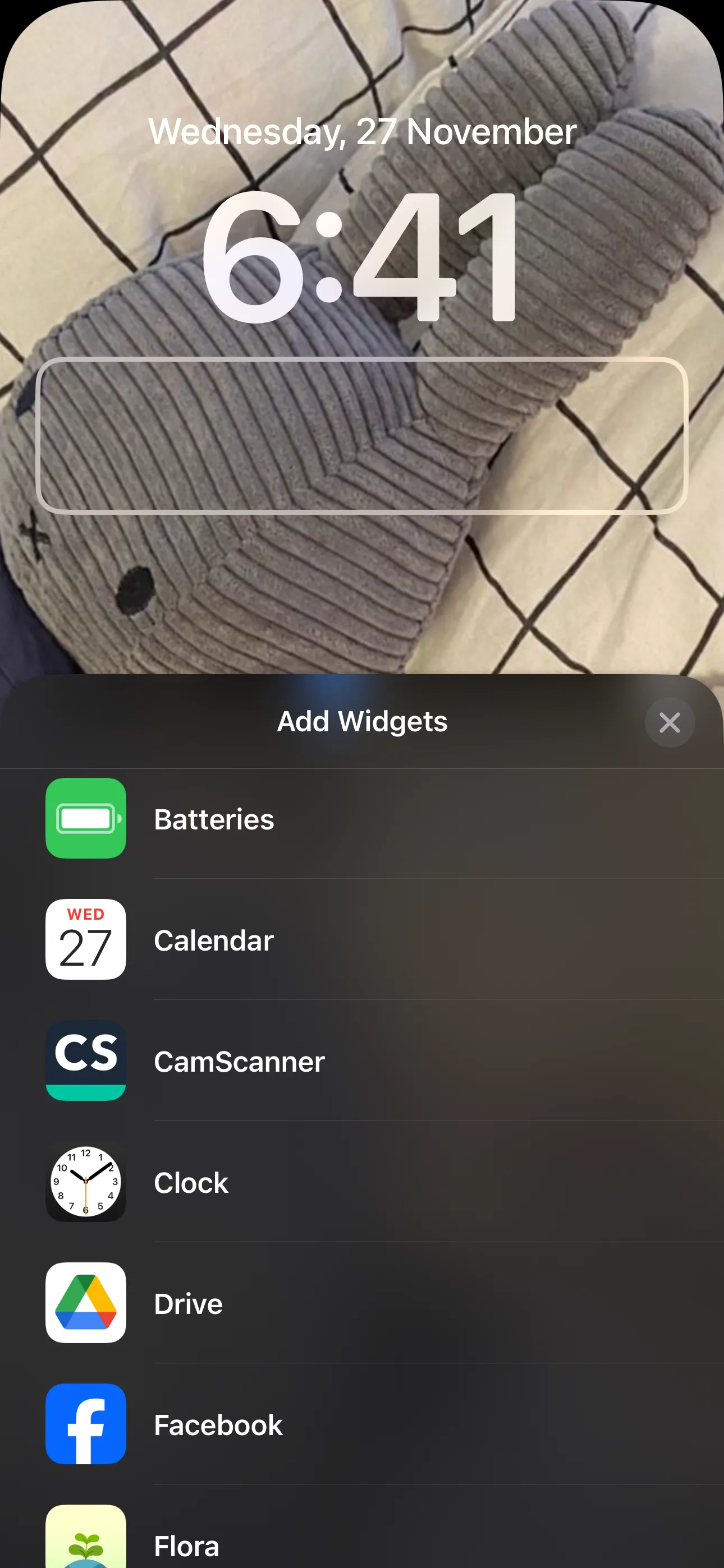 Giao diện thêm widget vào Màn hình khóa iPhone, hiển thị các lựa chọn widget đồng hồ