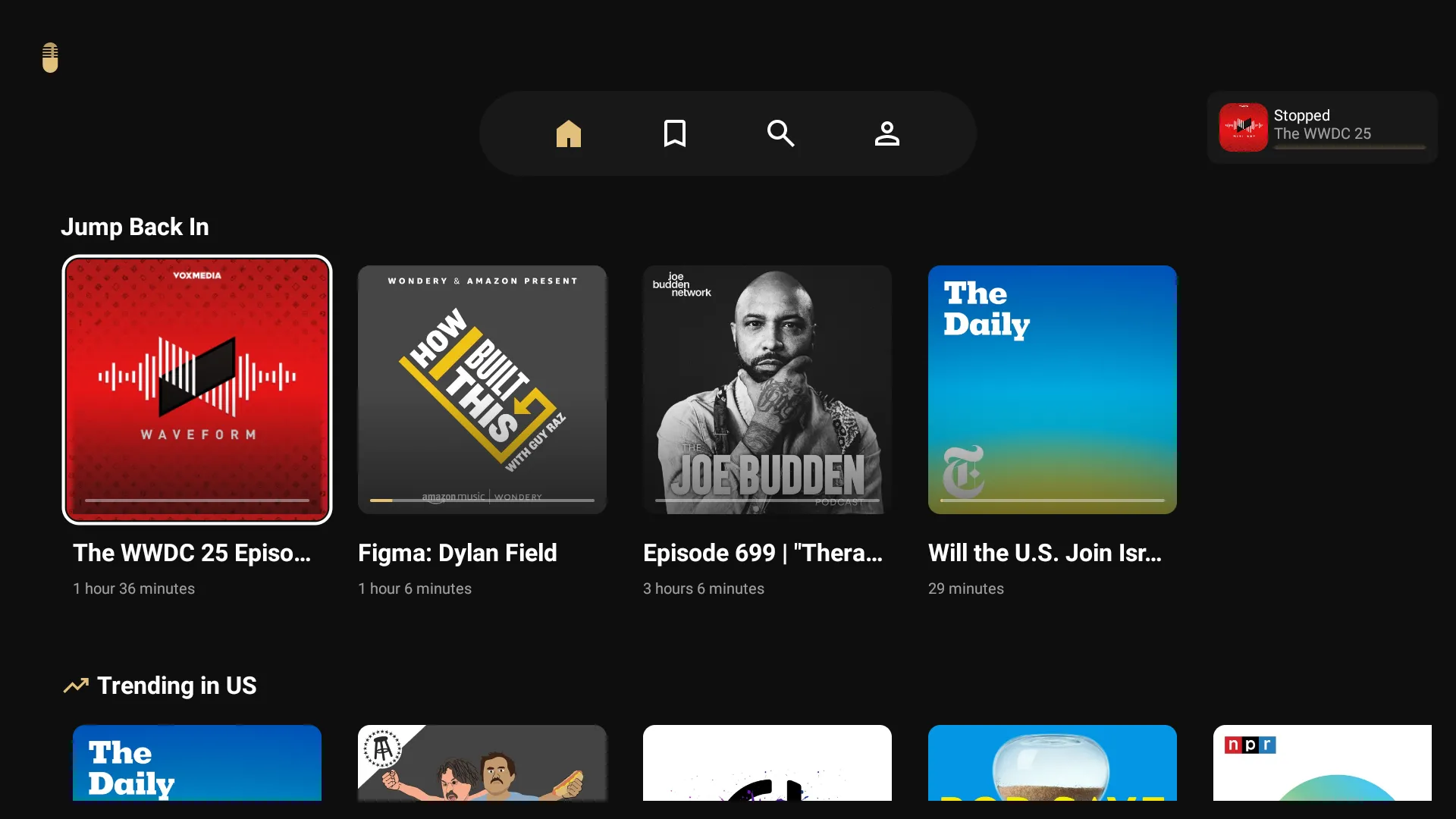 Giao diện ứng dụng Capsule Podcasts trên Android TV, hiển thị danh sách các podcast và tùy chọn phát.
