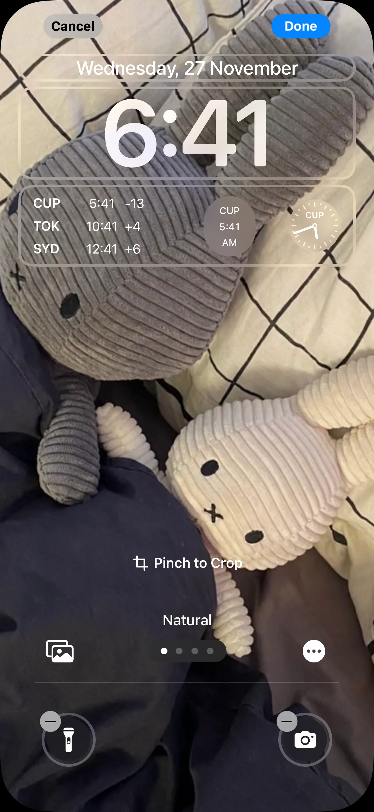 Màn hình khóa iPhone đã tùy chỉnh với các widget Đồng hồ hiển thị thời gian nhiều thành phố