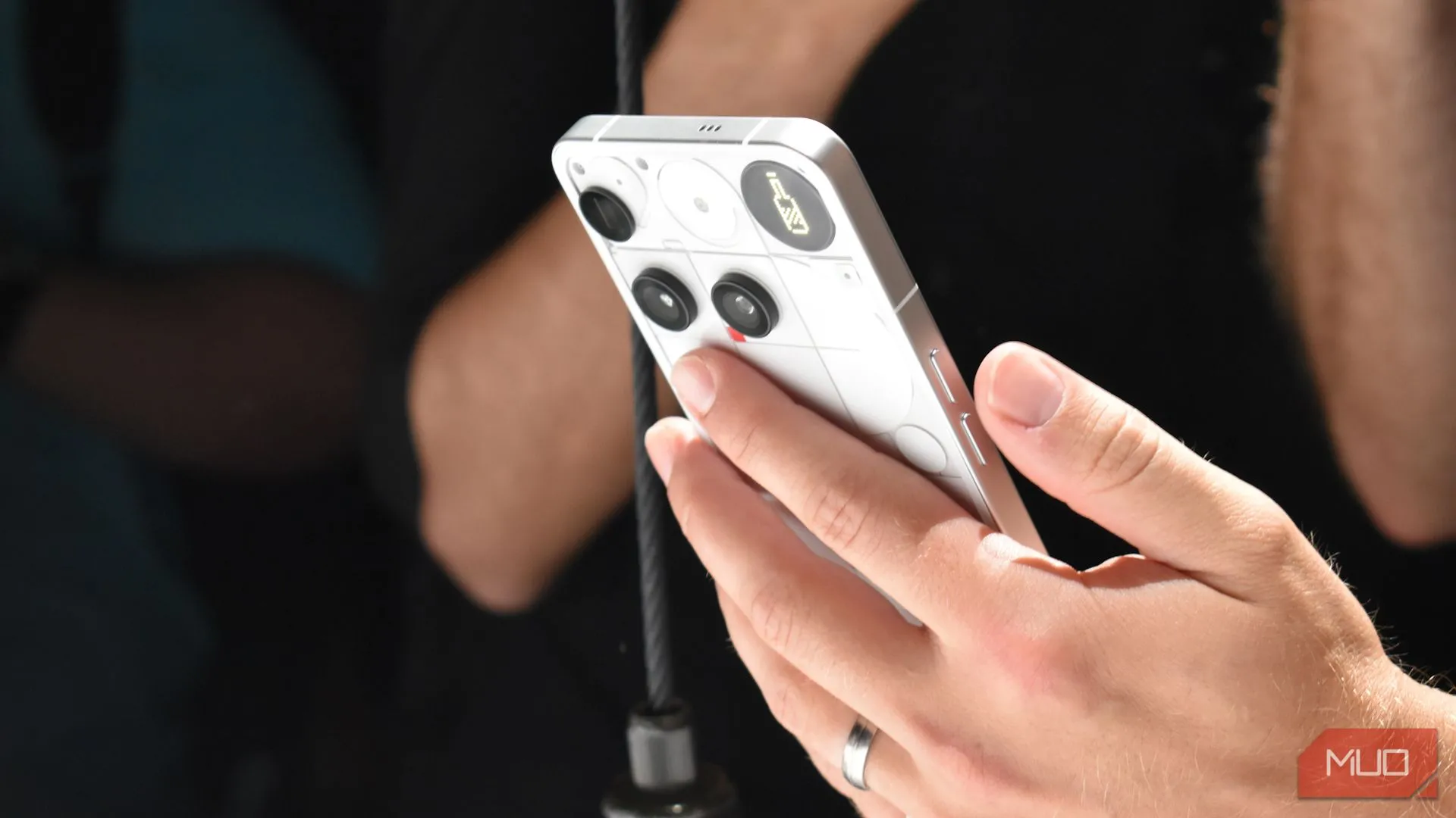Mặt lưng Nothing Phone 3 với hệ thống đèn Glyph Matrix