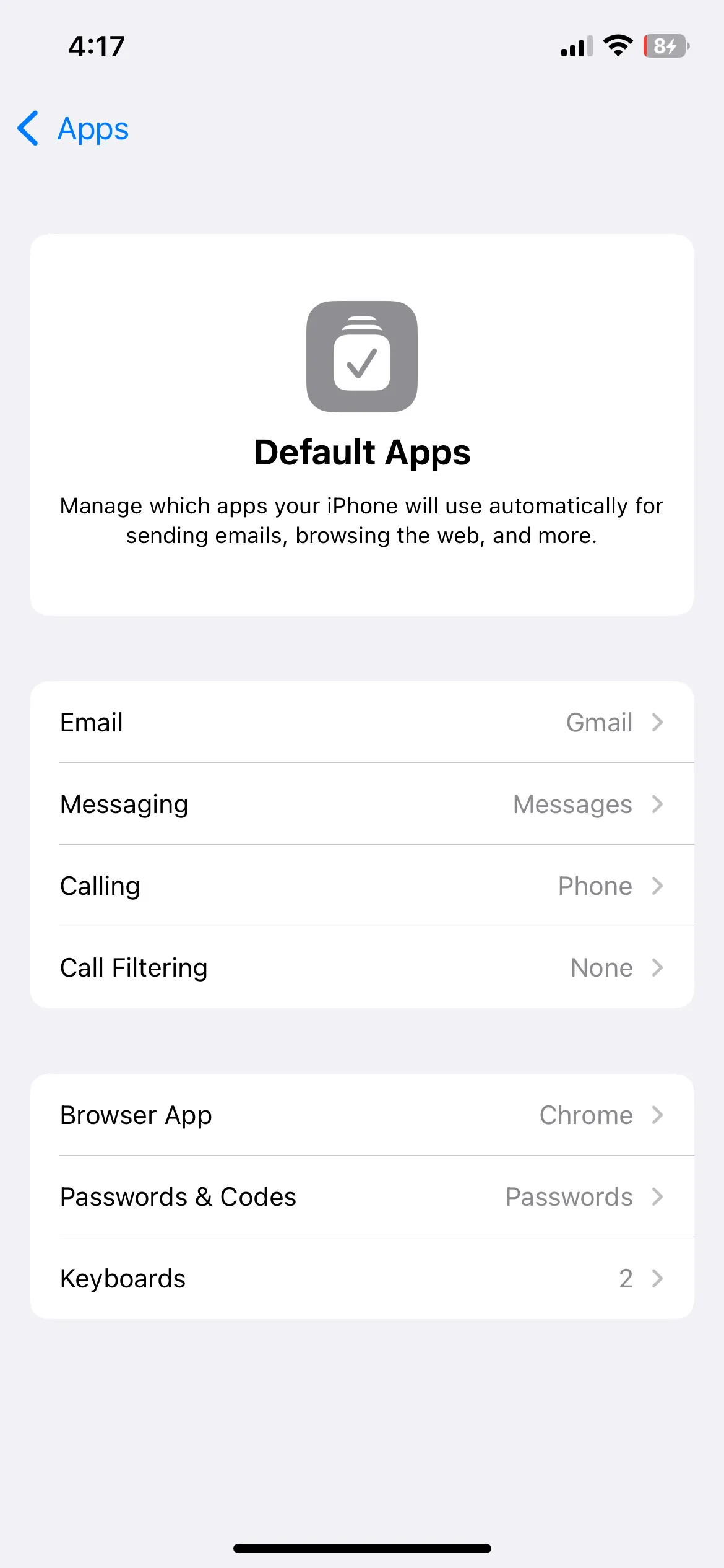 Menu cài đặt ứng dụng mặc định trên iPhone, cho phép người dùng thay đổi trình duyệt web, email mặc định.