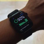 Người đàn ông xem thông tin tình trạng pin trên Apple Watch Series 10