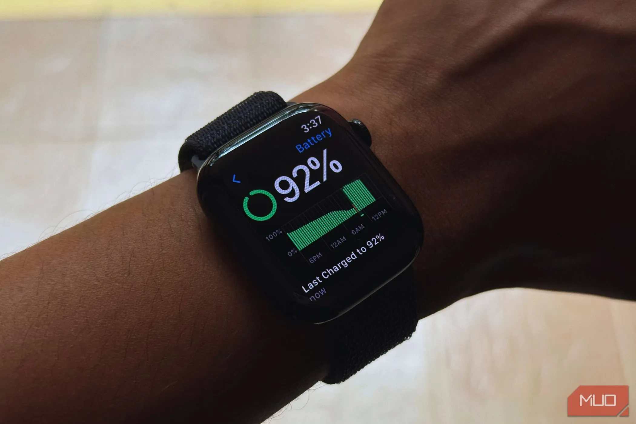 Người đàn ông xem thông tin tình trạng pin trên Apple Watch Series 10