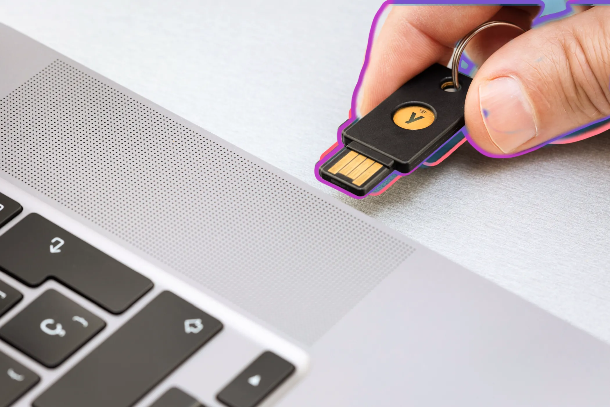 Người dùng cắm khóa bảo mật vật lý Yubico vào cổng USB của laptop, minh họa các biện pháp bảo mật trực tuyến
