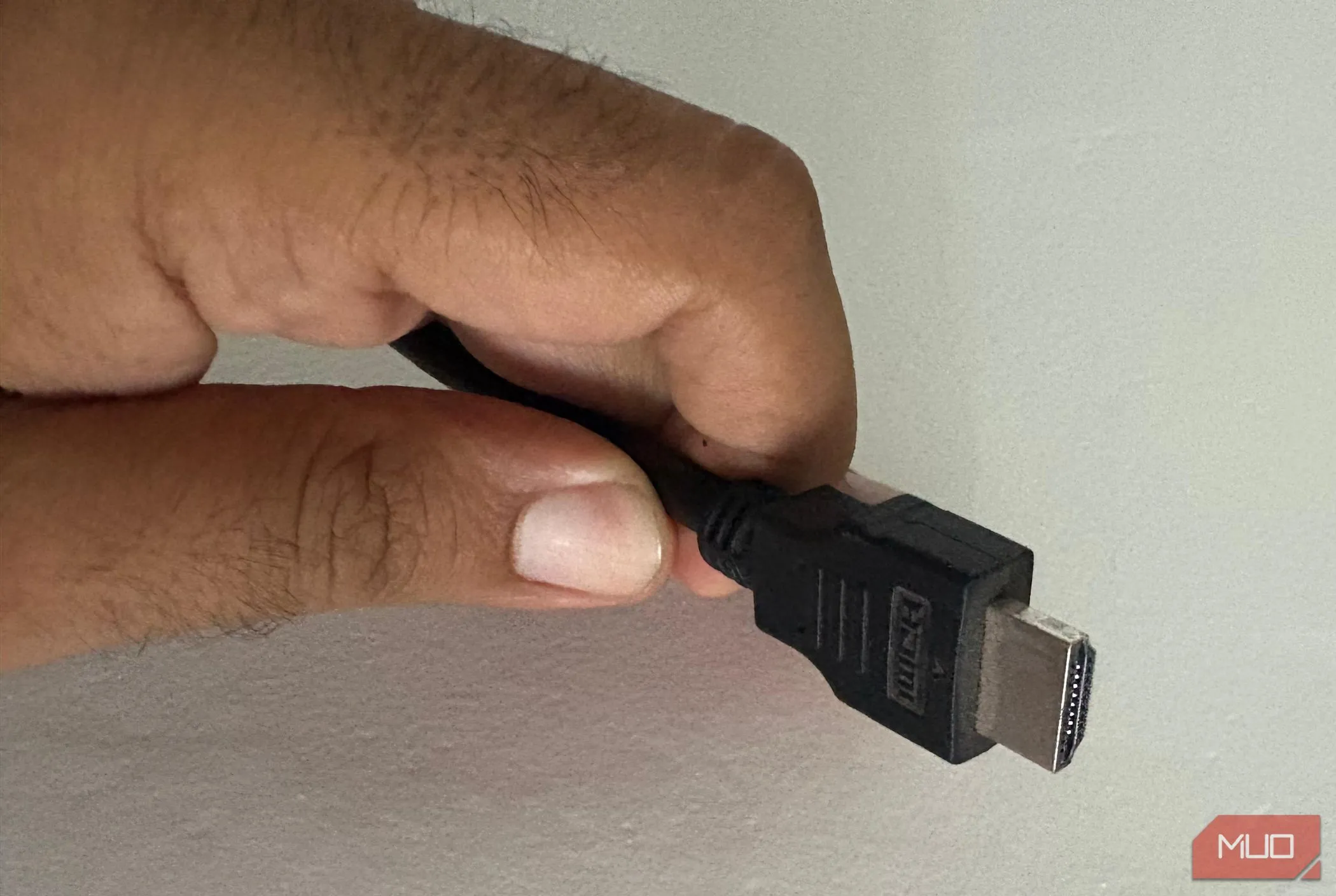 Người dùng đang kiểm tra cáp HDMI tốc độ cao được chứng nhận (Certified High-Speed HDMI cable)