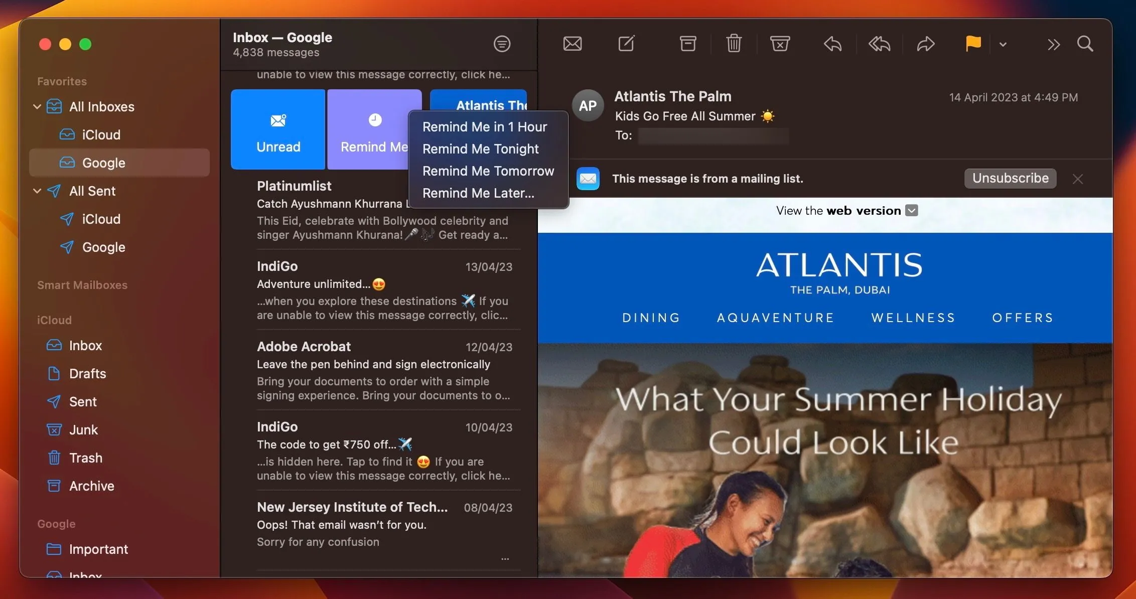 Người dùng đang vuốt trên ứng dụng Apple Mail để đặt lời nhắc cho email, minh họa trải nghiệm người dùng trên di động