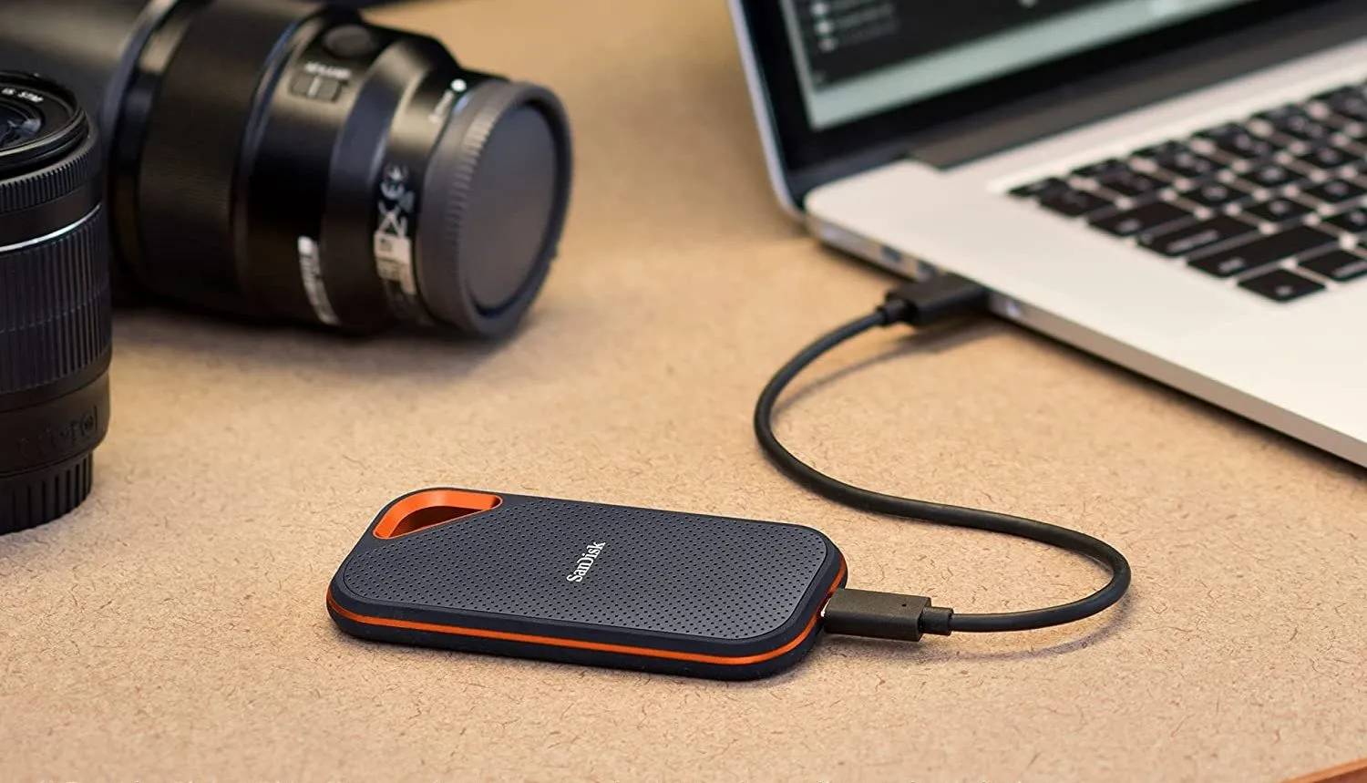 Ổ cứng di động SanDisk Extreme PRO SSD kết nối với laptop qua cổng USB, minh họa việc sao lưu dữ liệu
