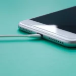 Tăm bông đang làm sạch cổng sạc USB-C của điện thoại Samsung để loại bỏ hơi ẩm.