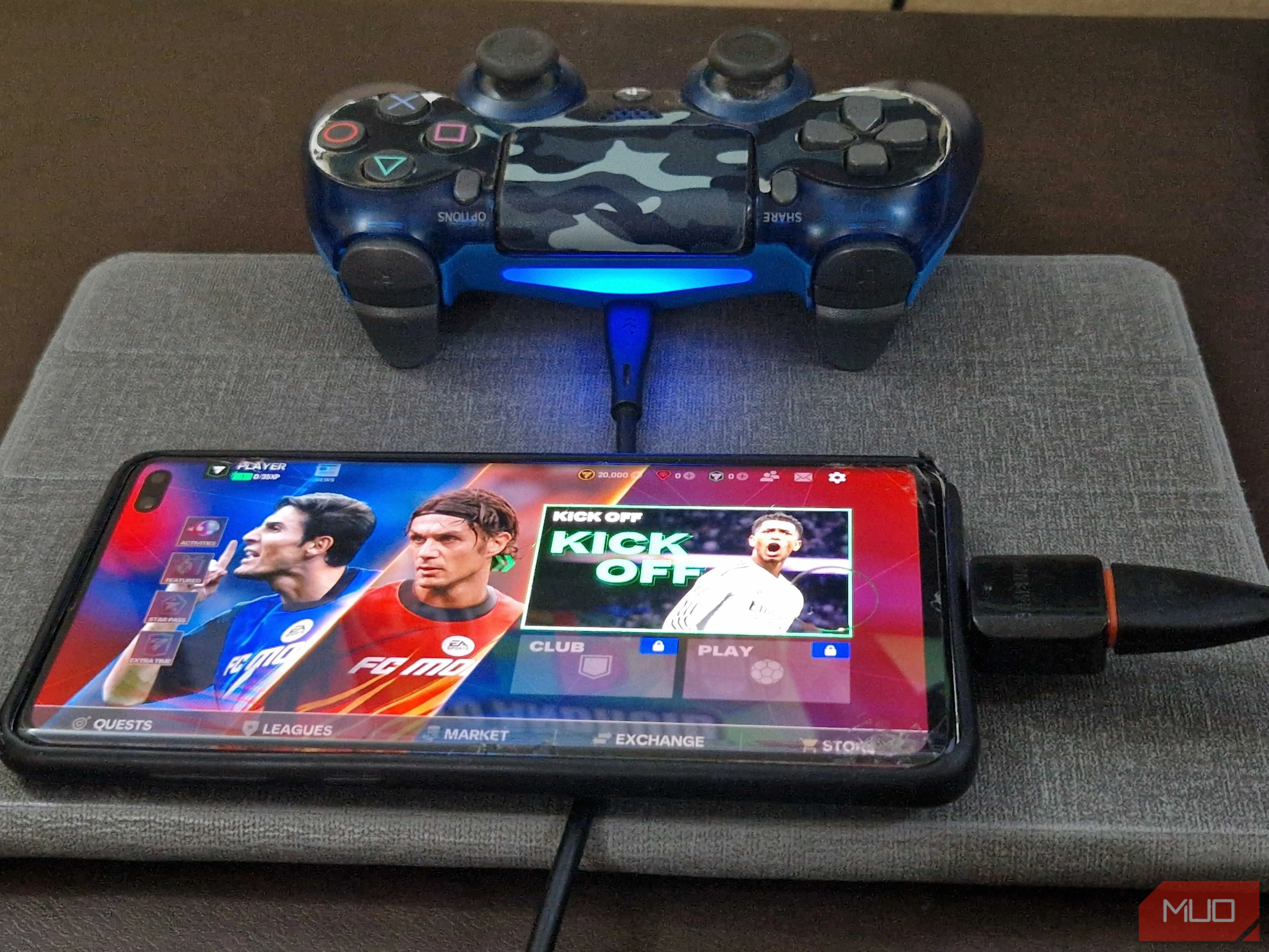 Tay cầm chơi game PS4 được cắm vào điện thoại thông minh qua bộ chuyển đổi OTG