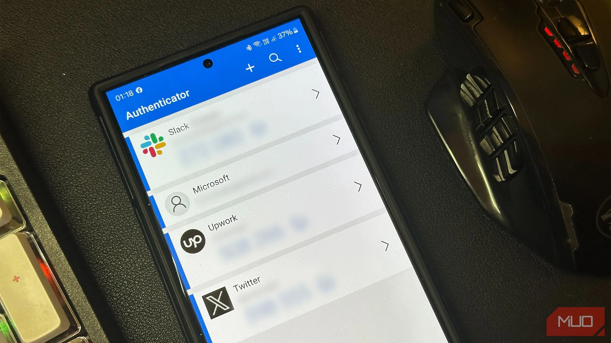 Ứng dụng xác thực Microsoft Authenticator trên điện thoại Samsung Galaxy S24 Ultra, minh họa cho việc bảo mật 2 lớp
