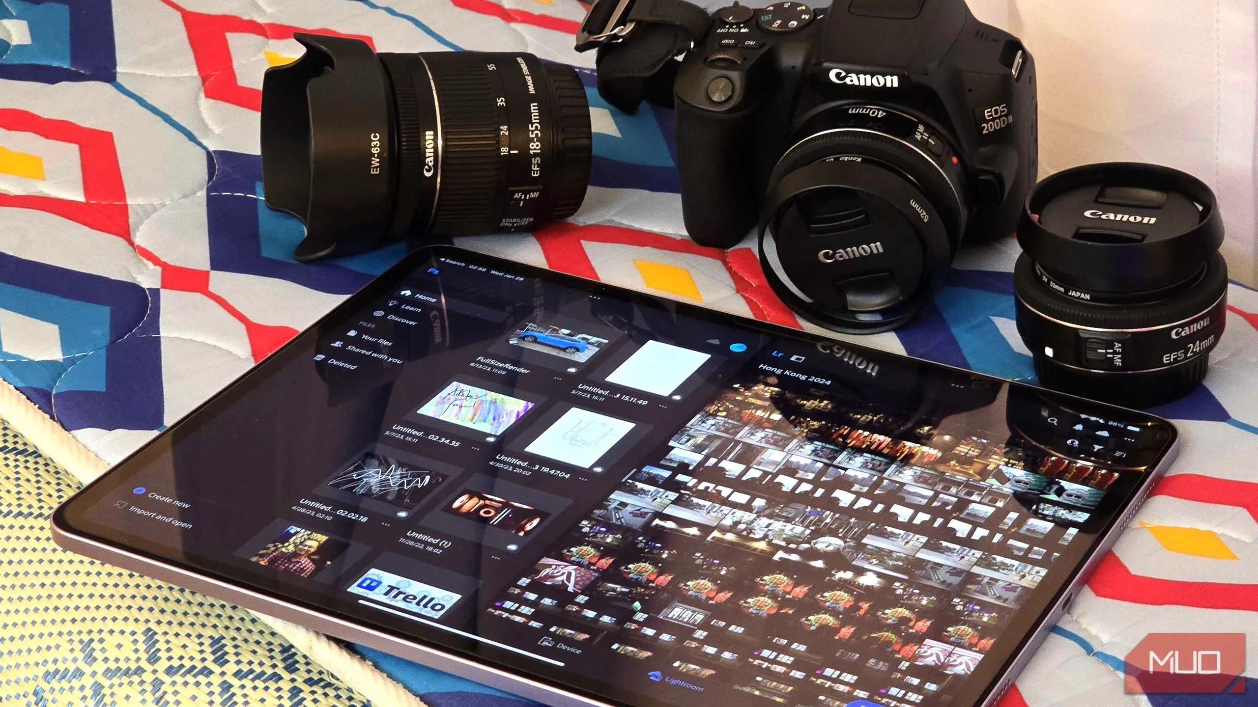 Adobe Photoshop và Lightroom đang chạy trên iPad, thể hiện khả năng làm việc đa thiết bị của gói Photography Plan