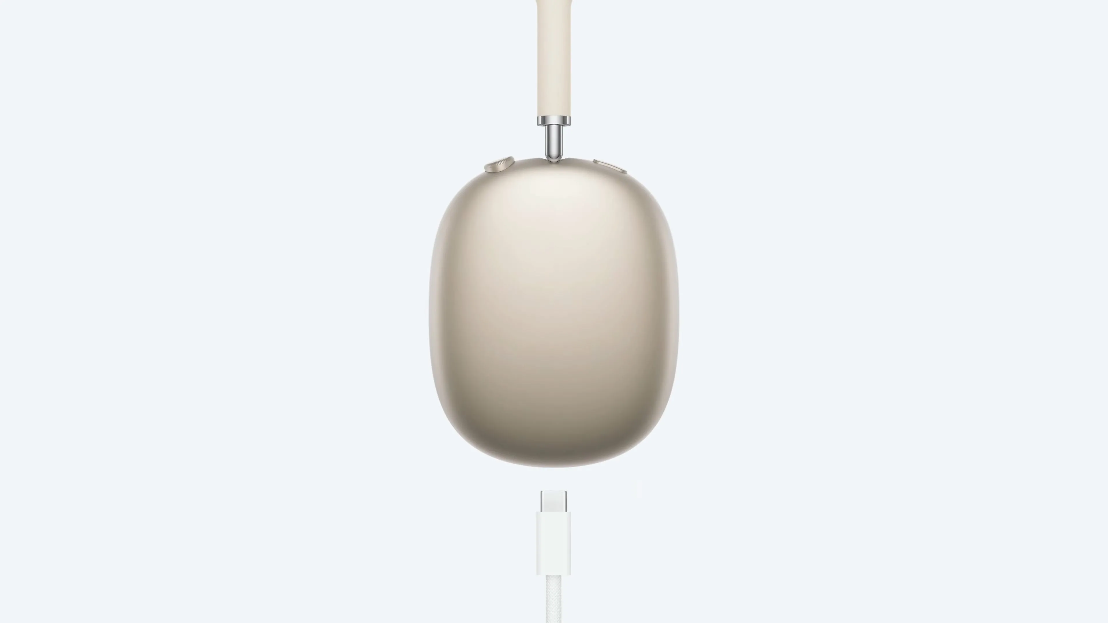 AirPods Max màu Starlight đang sạc với cáp USB-C