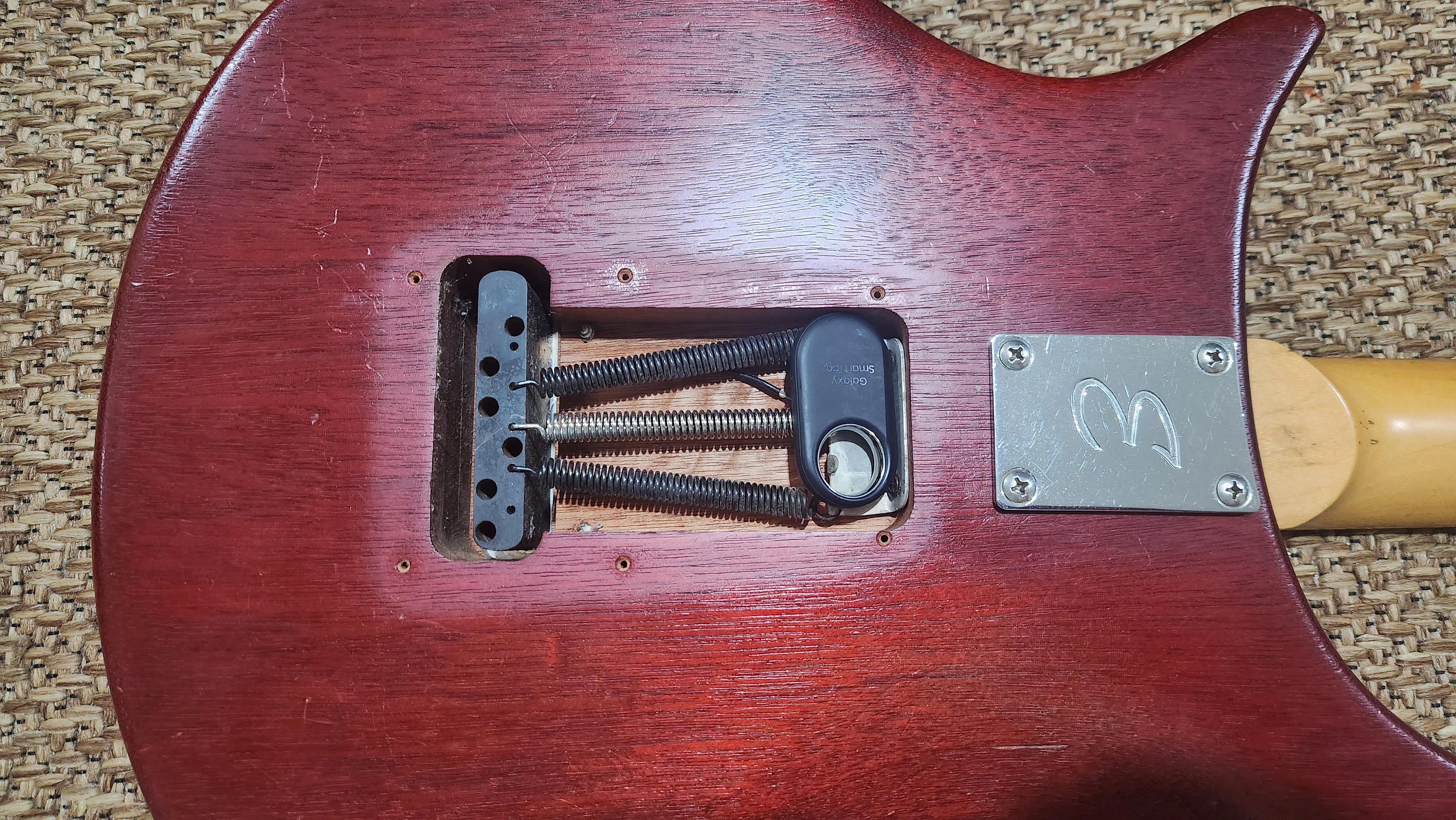 AirTag được giấu bên trong thân đàn guitar