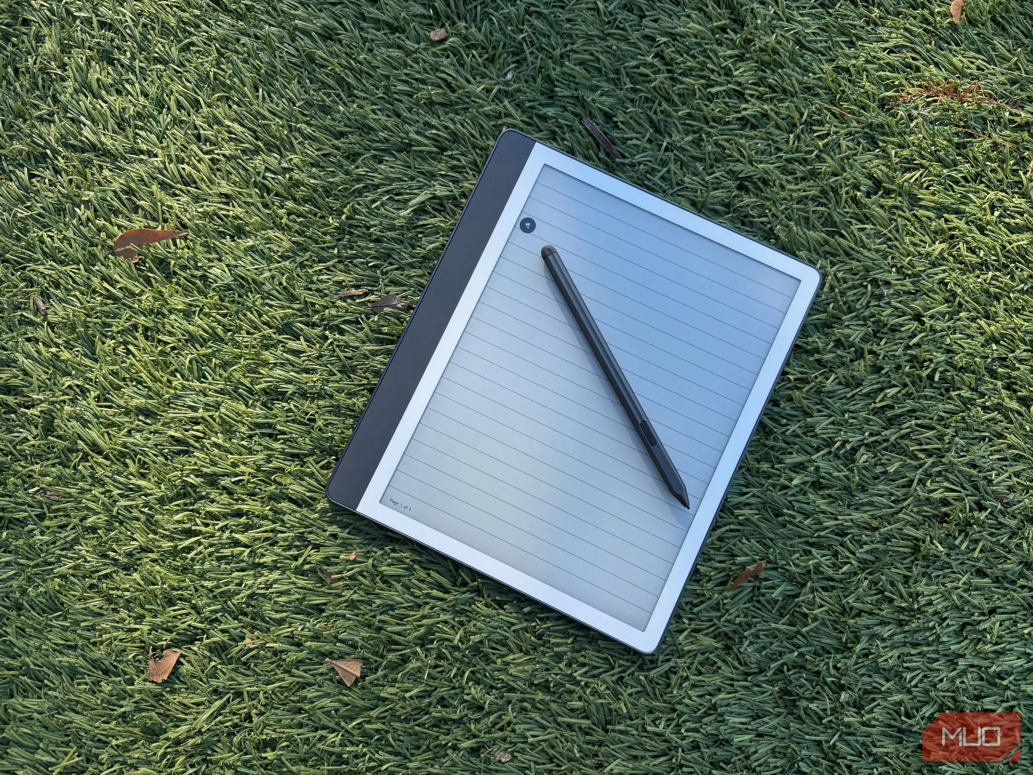 Amazon Kindle Scribe và bút Premium Pen đặt cạnh nhau