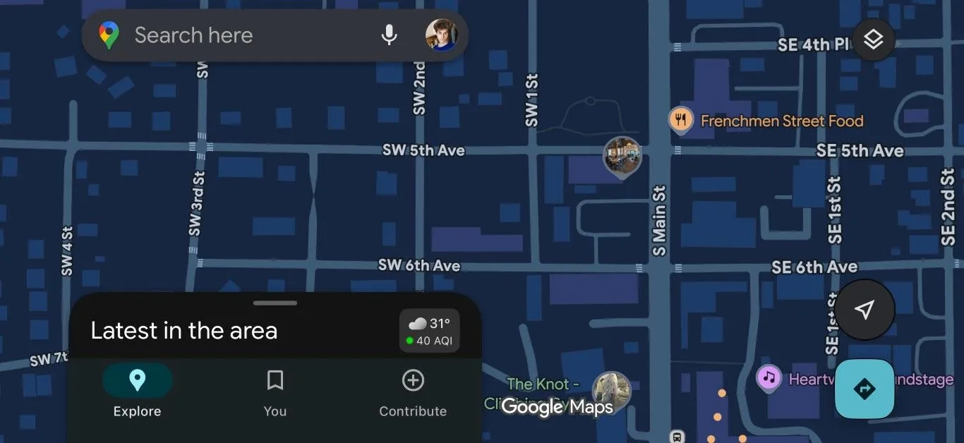 Ảnh chụp màn hình ứng dụng Google Maps đang hiển thị bản đồ ở chế độ tối