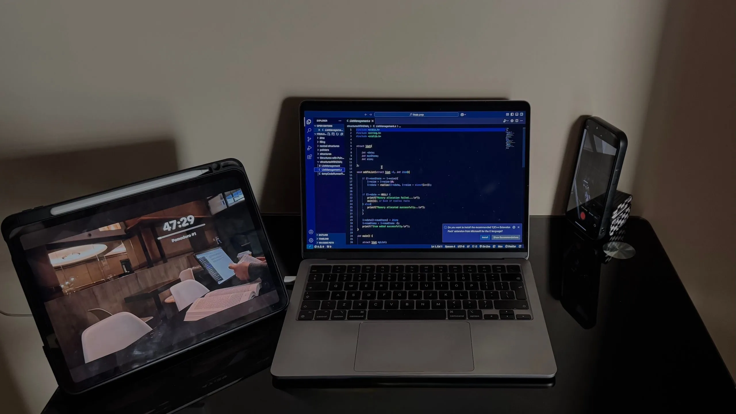 Bàn làm việc với iPad, iPhone và MacBook, minh họa khả năng kết nối đa thiết bị của bàn phím Logitech