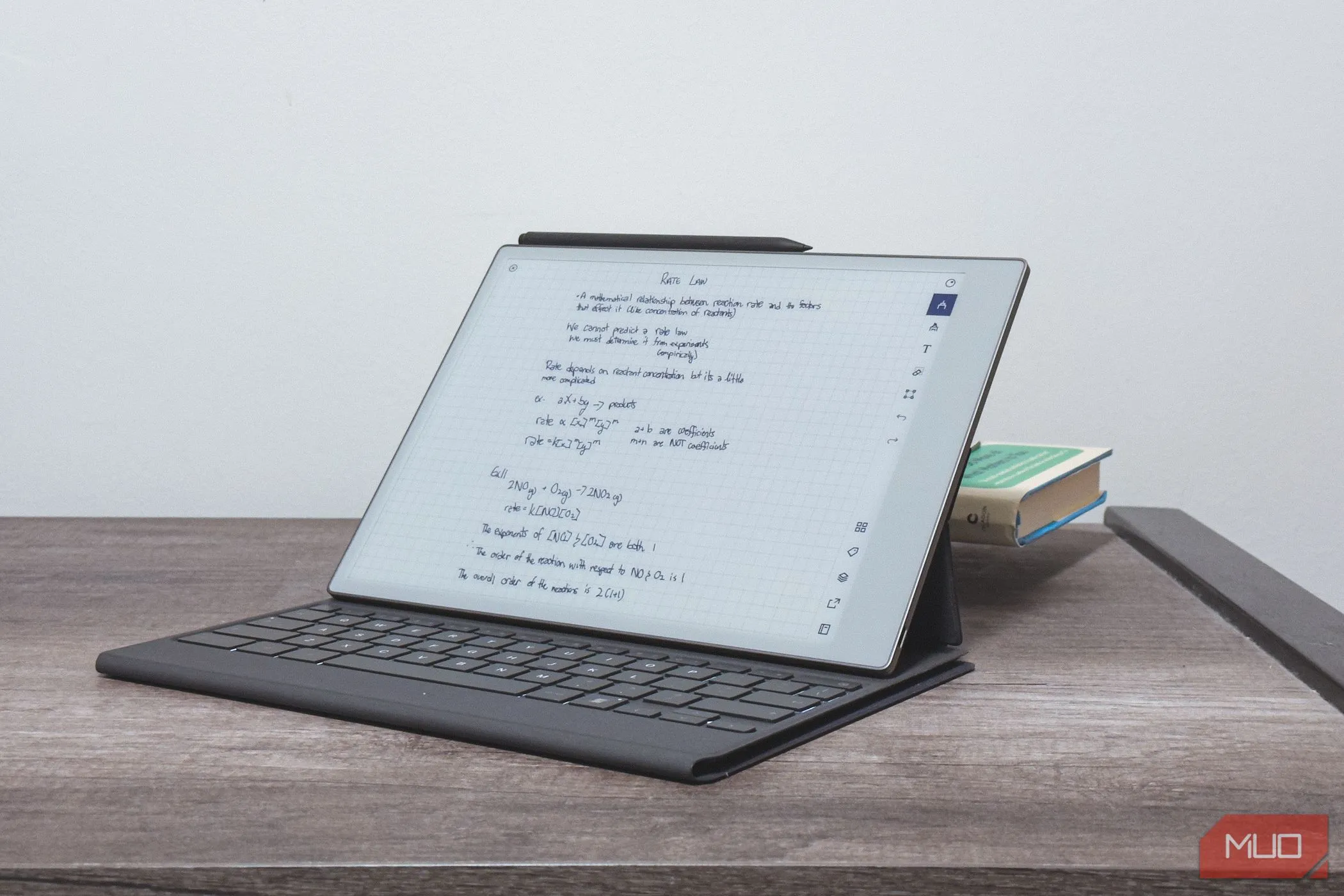 Bàn phím Type Folio được gắn vào reMarkable Paper Pro, biến thiết bị thành một công cụ soạn thảo văn bản đơn giản