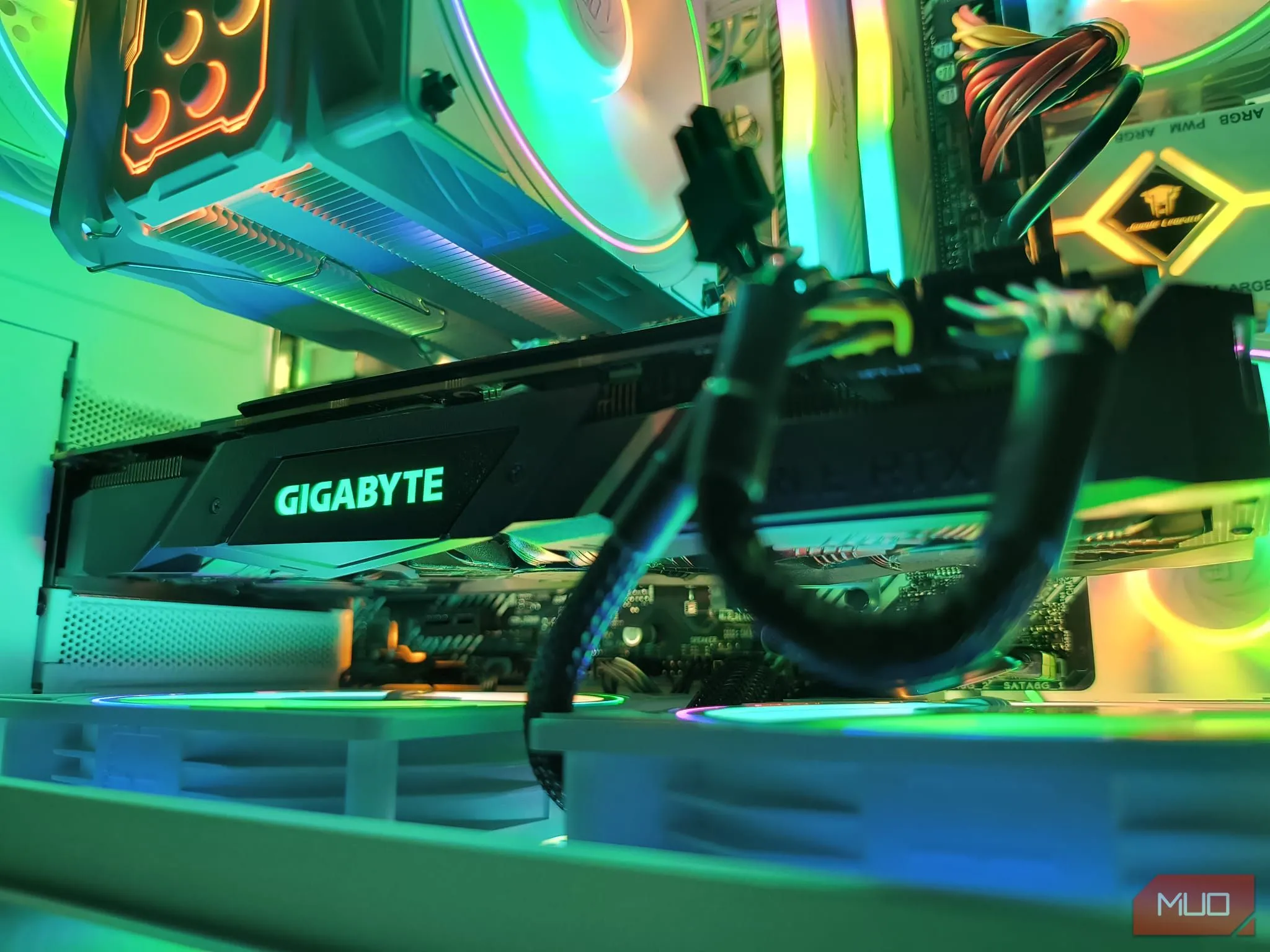 Bên trong máy tính tự lắp ráp – khoe card đồ họa GPU