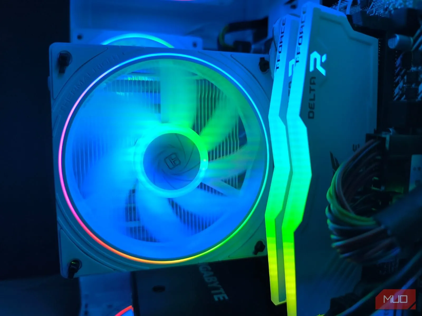 Bên trong máy tính tự lắp ráp – khoe thanh RAM RGB
