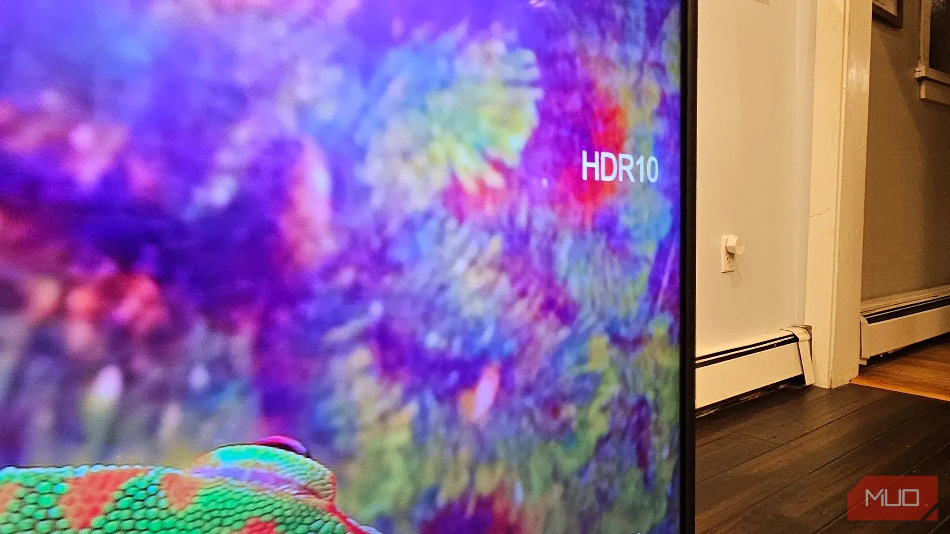 Biểu tượng HDR10 hiển thị trên màn hình Smart TV Vizio, liên quan đến hiệu suất HDR chưa đạt kỳ vọng của TV 4K giá rẻ