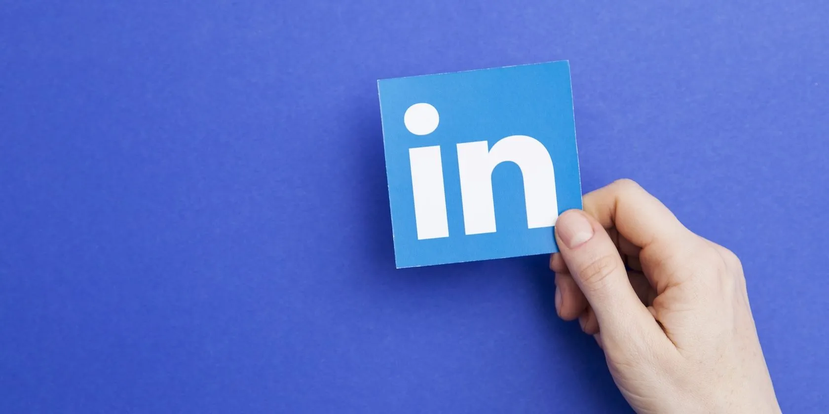 Biểu tượng LinkedIn được cầm trên tay