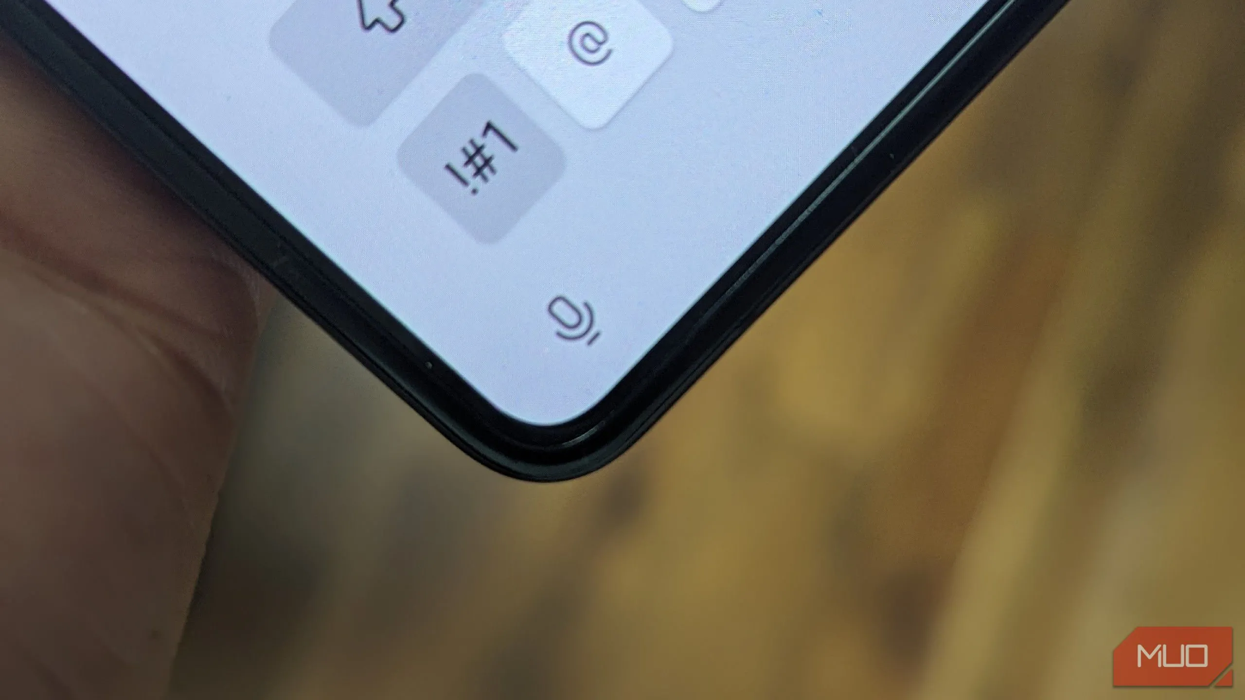 Biểu tượng micrô trên góc dưới cùng của bàn phím ảo trên Galaxy Z Fold 5, cho phép nhập liệu bằng giọng nói hiệu quả.