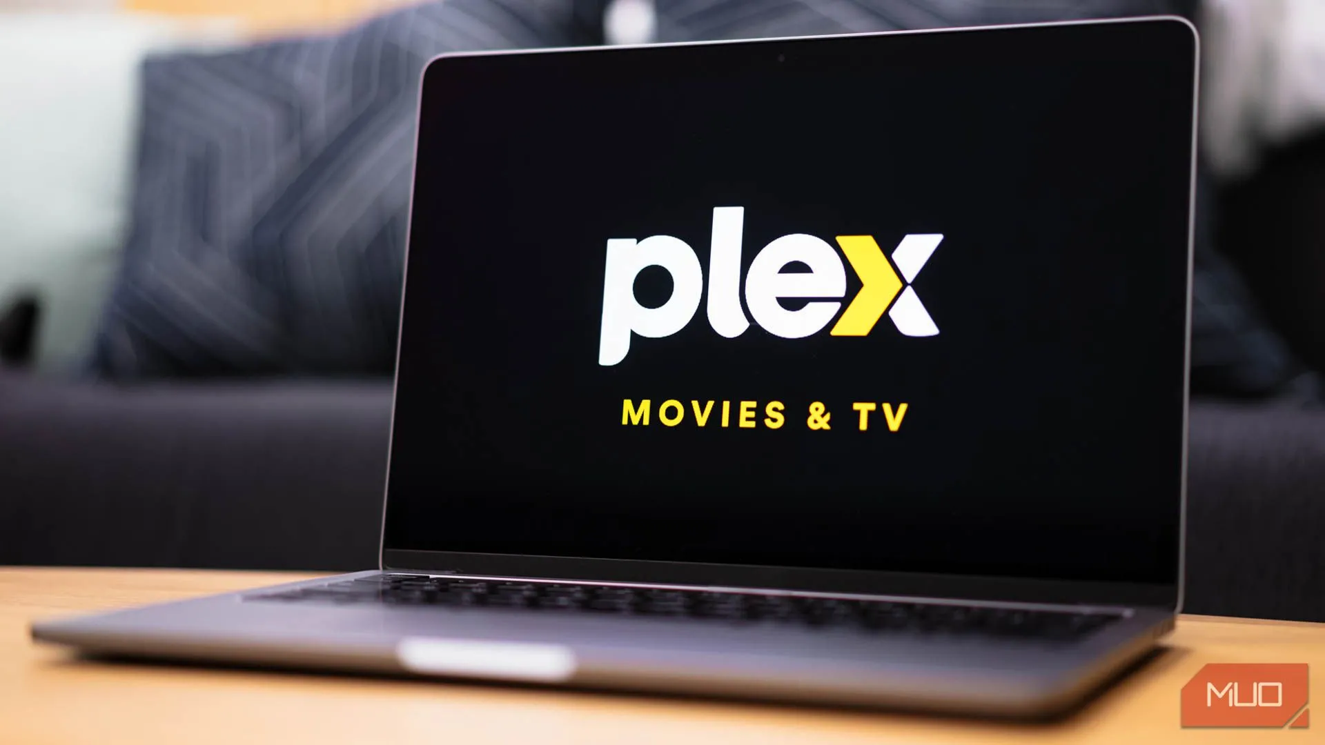 Biểu tượng Plex hiển thị trên màn hình laptop, minh họa cho dịch vụ Plex.