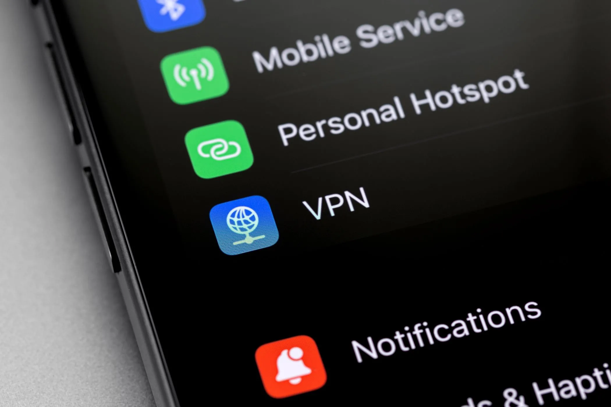 Biểu tượng ứng dụng VPN (Virtual Private Network) trên màn hình điện thoại thông minh, tượng trưng cho kết nối internet an toàn và riêng tư, giúp ẩn danh hoạt động trực tuyến.