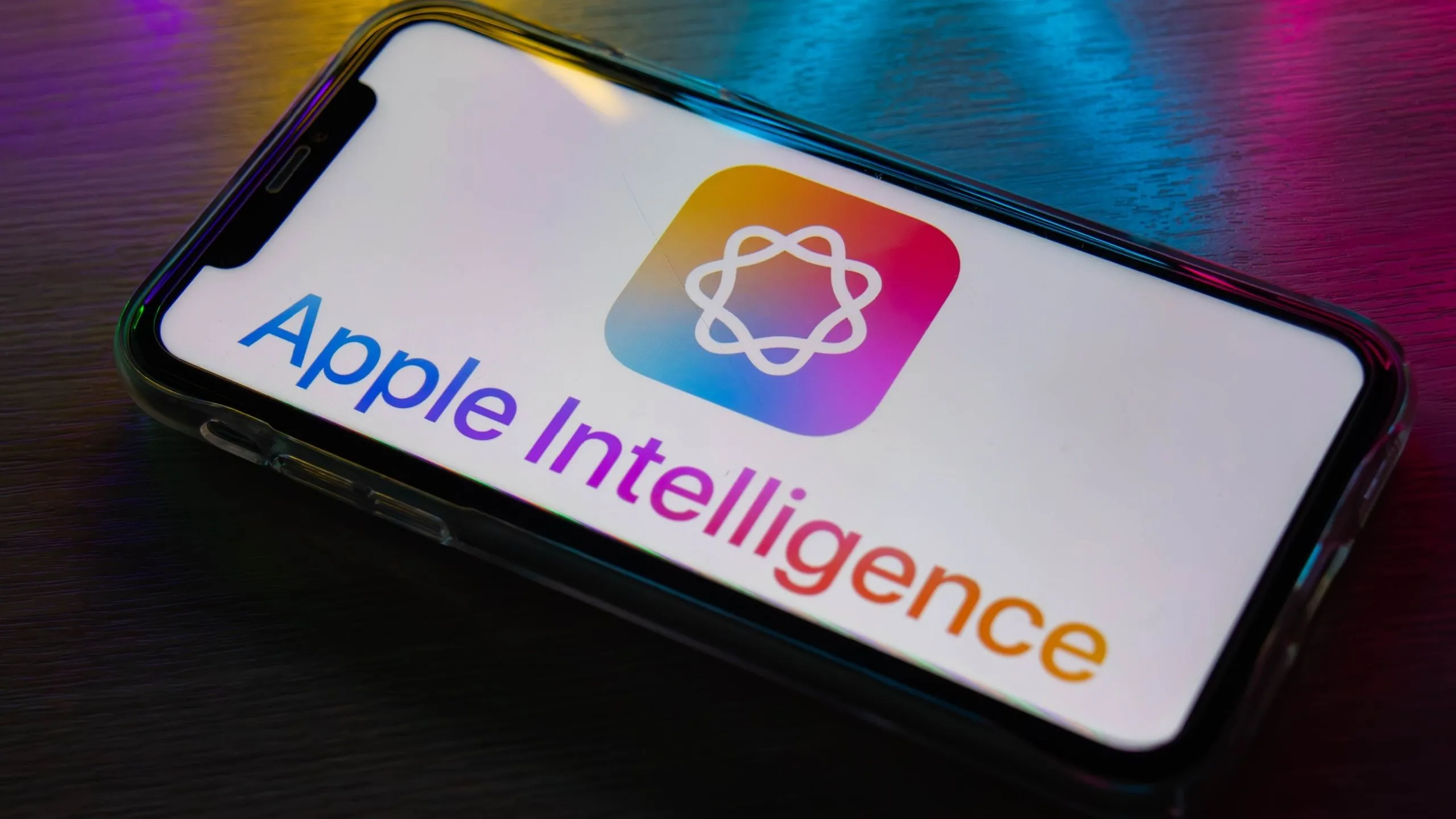 Biểu tượng và chữ Apple Intelligence hiển thị trên màn hình iPhone, thể hiện giai đoạn phát triển ban đầu của trí tuệ nhân tạo Apple