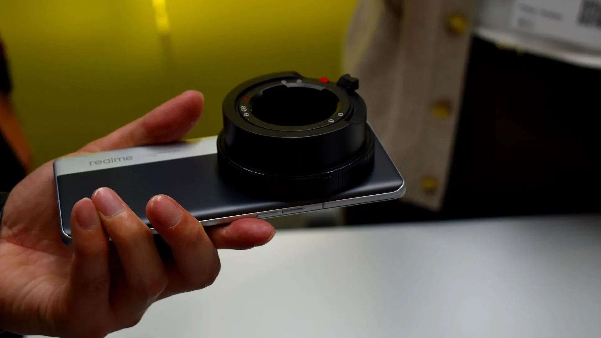 Bộ chuyển đổi ống kính và thân máy Realme Ultra concept, cho phép gắn ống kính rời Leica M-Mount lên smartphone.