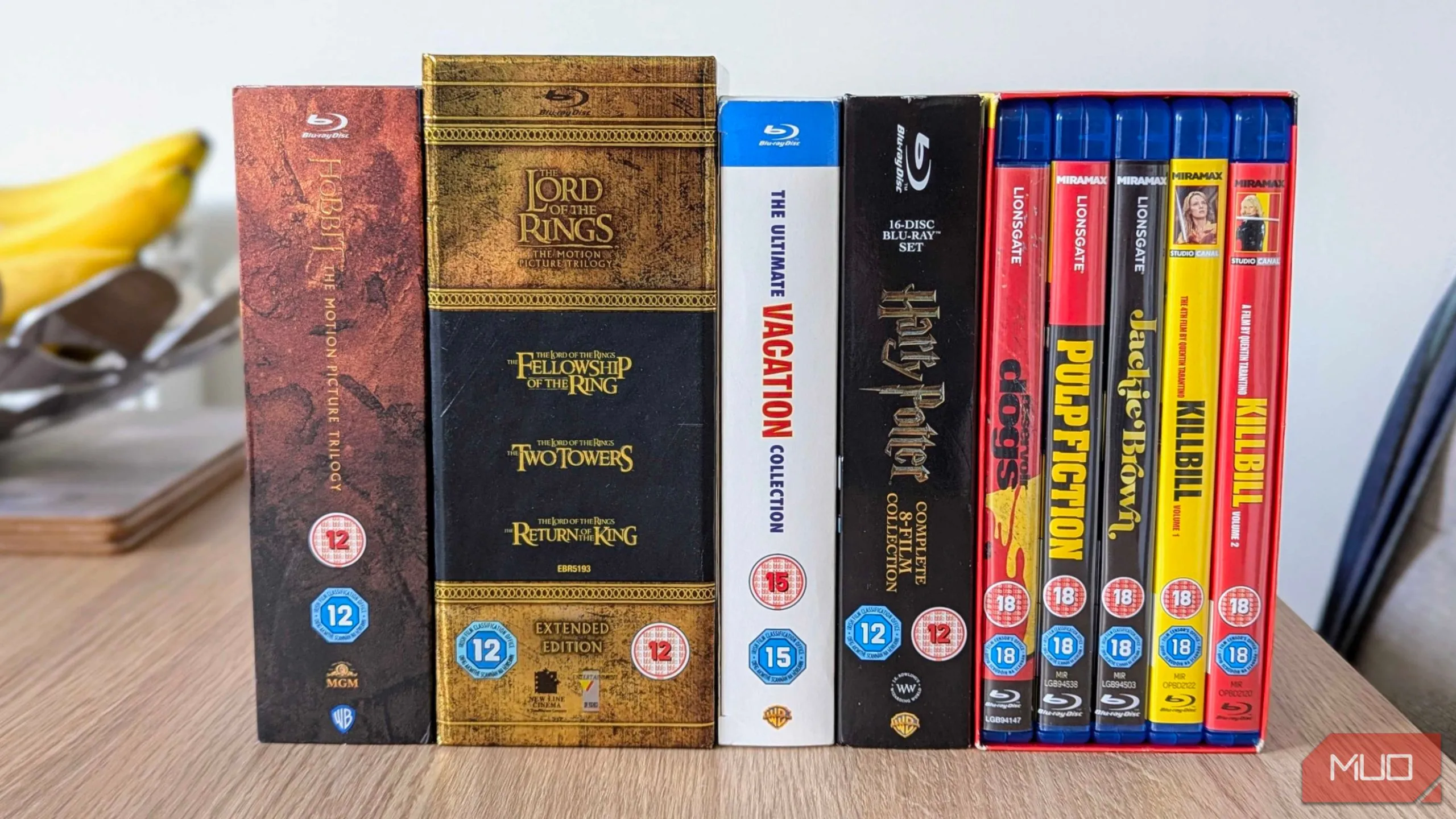 Các bộ đĩa DVD box set kinh điển được trưng bày trên bàn