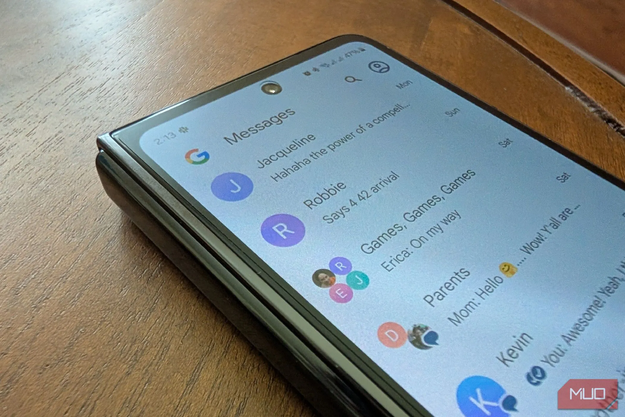Các cuộc hội thoại trong Google Messages trên Galaxy Z Fold 5.