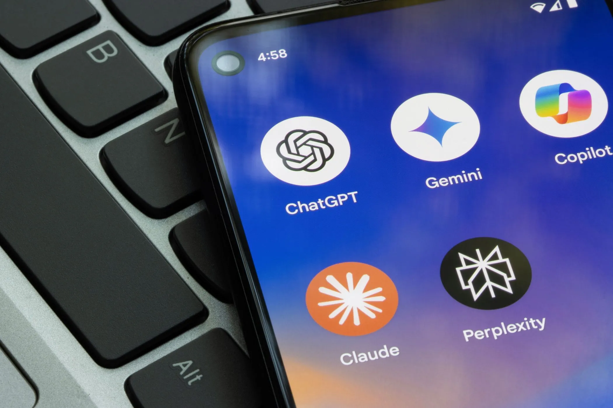 Các ứng dụng chatbot AI trên màn hình điện thoại thông minh, minh họa khả năng xử lý hội thoại dài của AI.