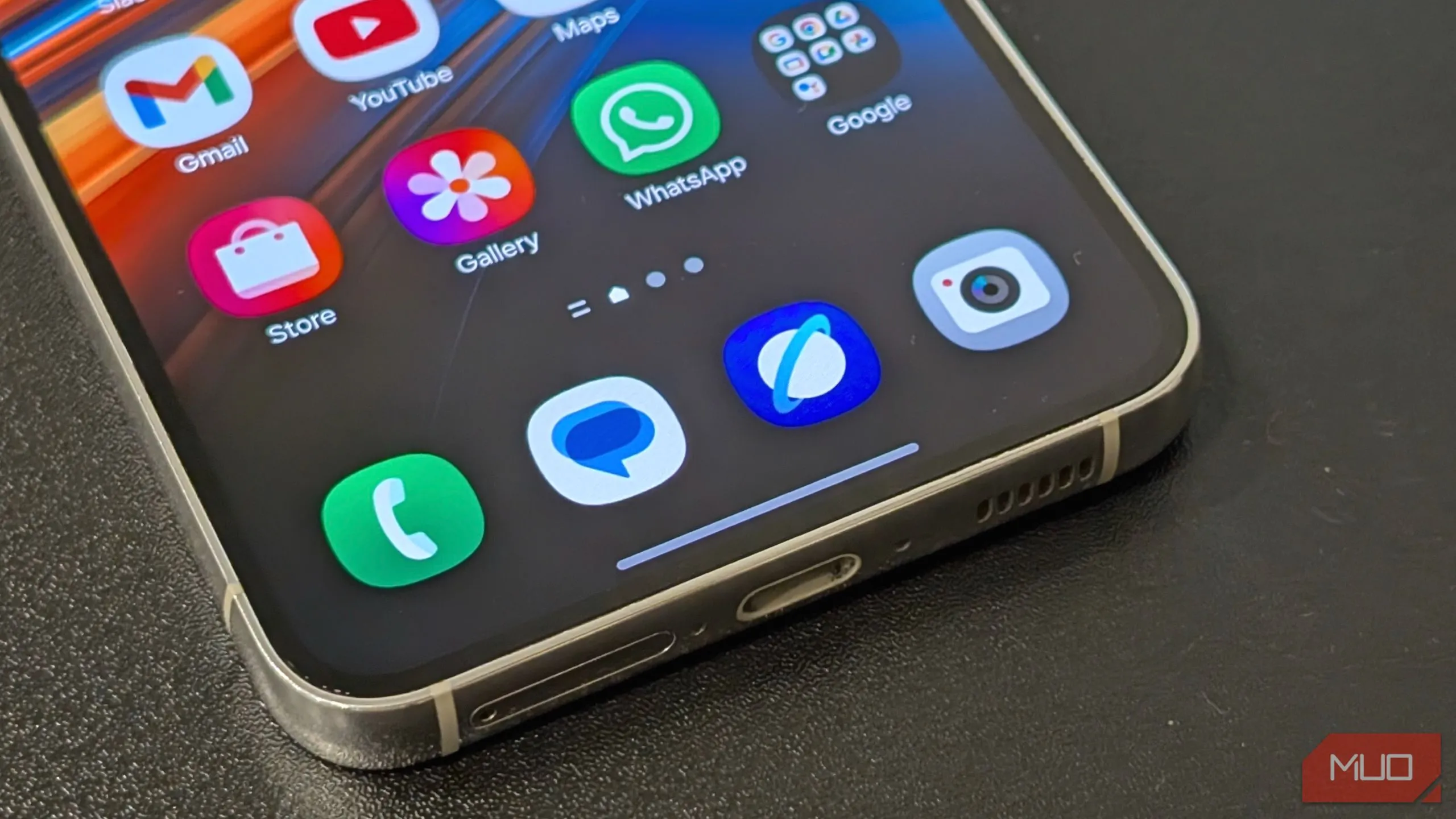 Các ứng dụng trên điện thoại thông minh Samsung Galaxy bao gồm Điện thoại, Samsung Internet, Thư viện, WhatsApp, Gmail và Camera