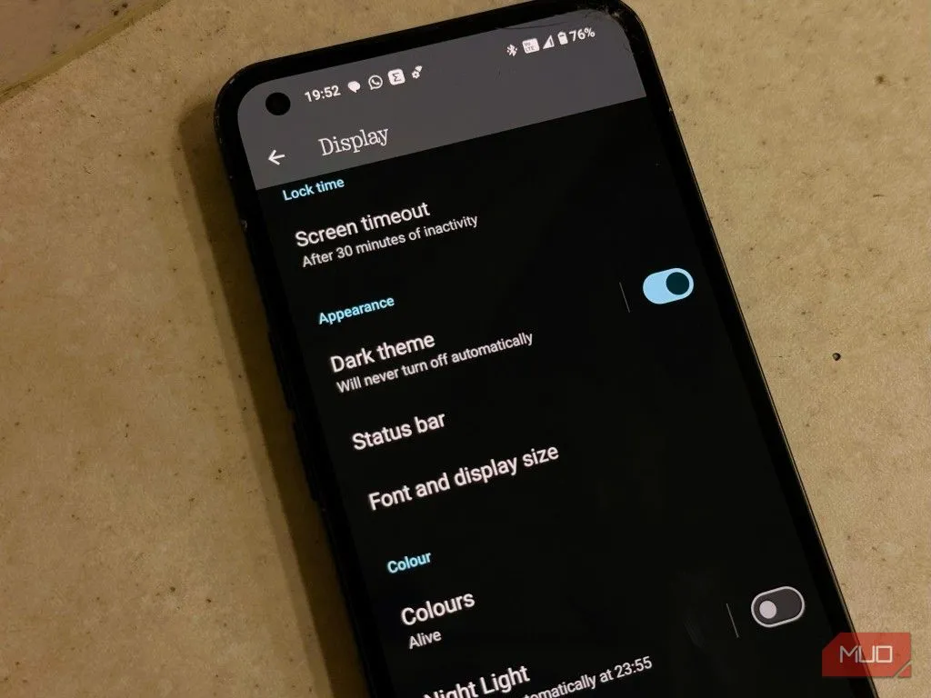 Cài đặt chế độ tối trên điện thoại Android hiển thị tùy chọn kích hoạt nền đen