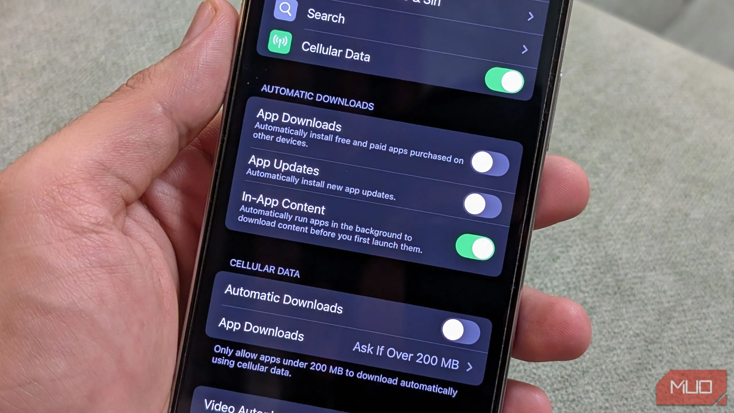 Cài đặt dữ liệu di động cho App Store trên iPhone để ngăn tự động tải ứng dụng qua 4G.