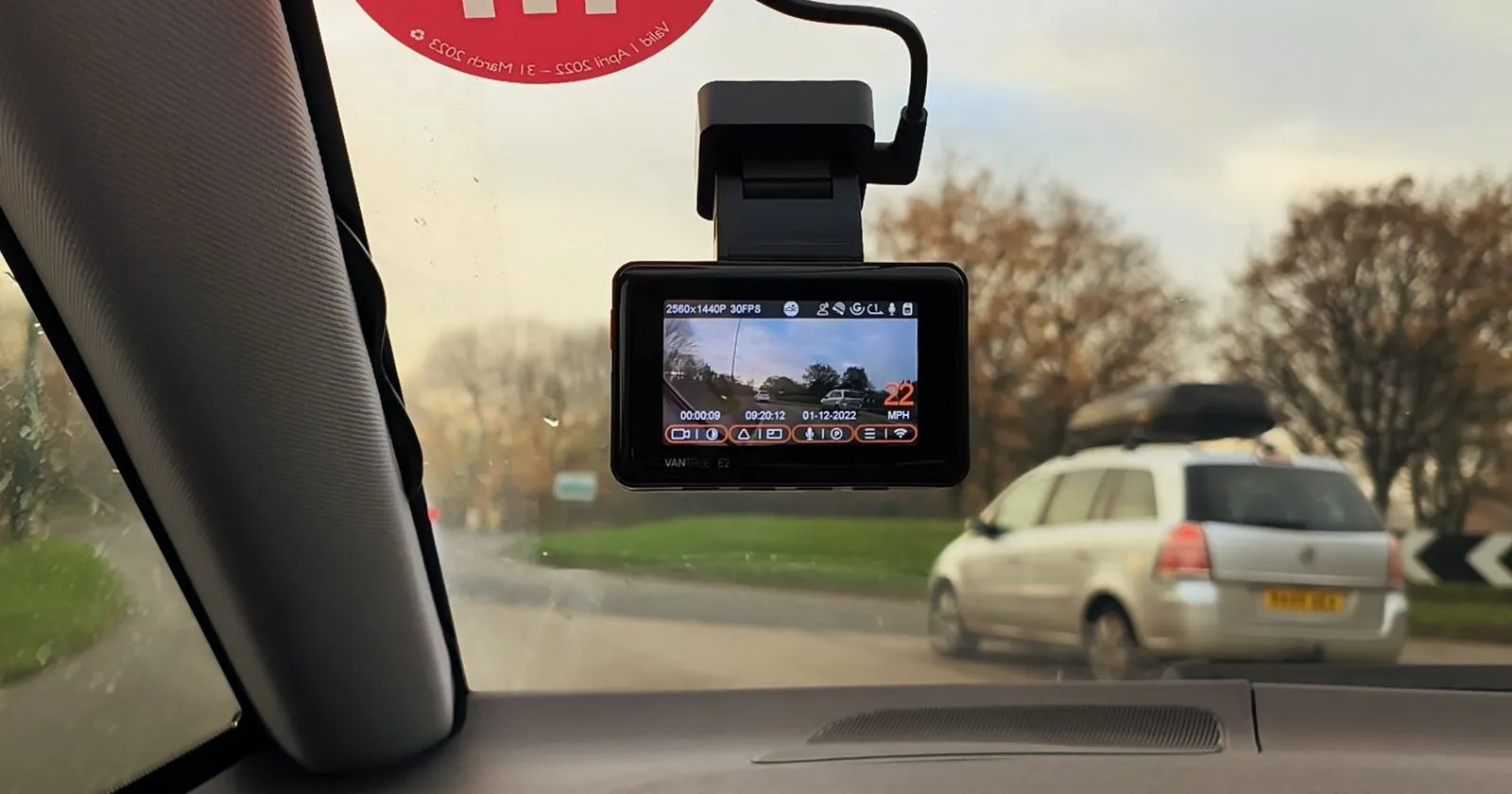 Camera hành trình Vantrue E2 gắn trên kính chắn gió ô tô