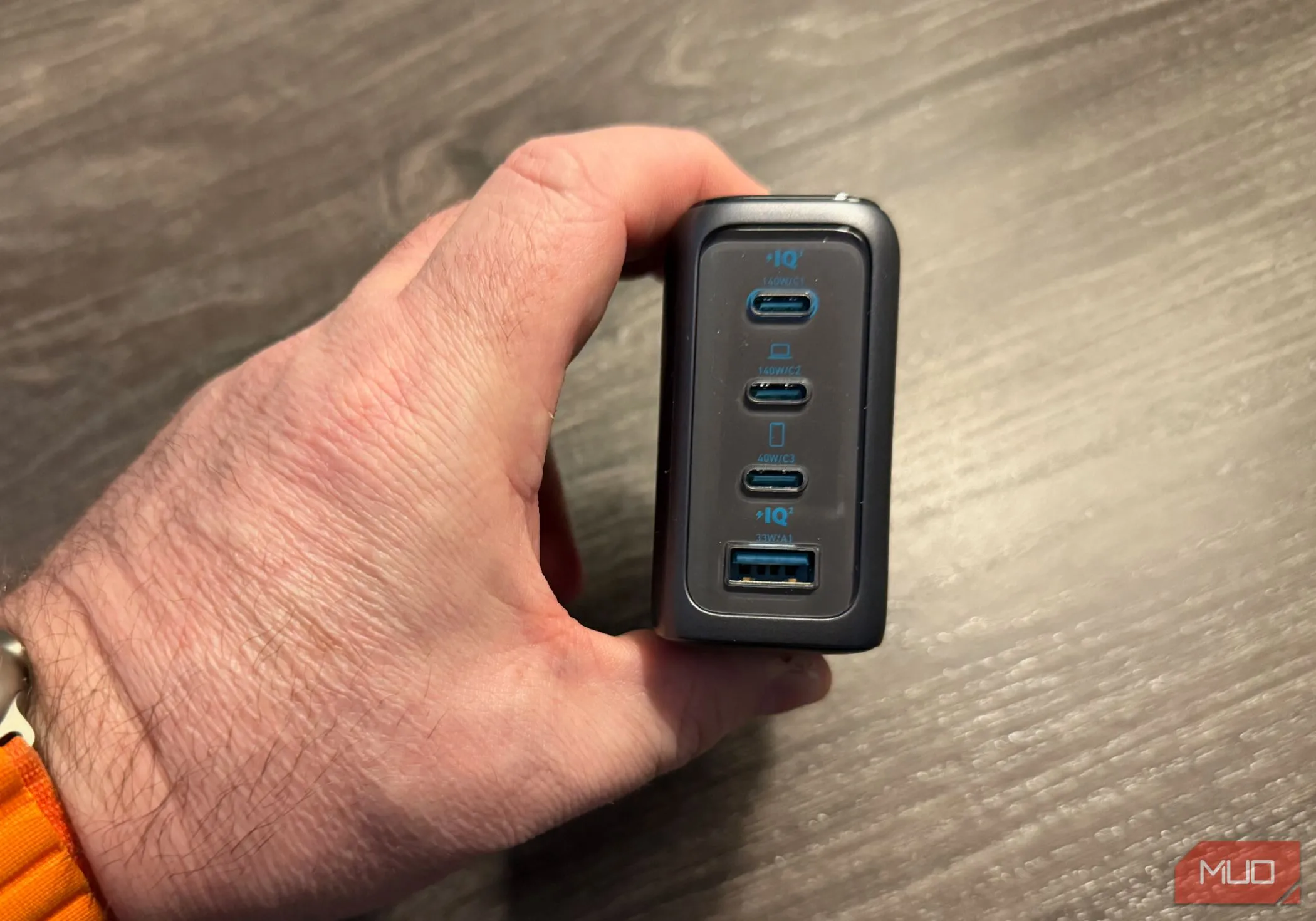 Cận cảnh các cổng sạc USB-C và USB-A được bố trí ở đáy của sạc Anker 140W, tối ưu khả năng giữ cố định
