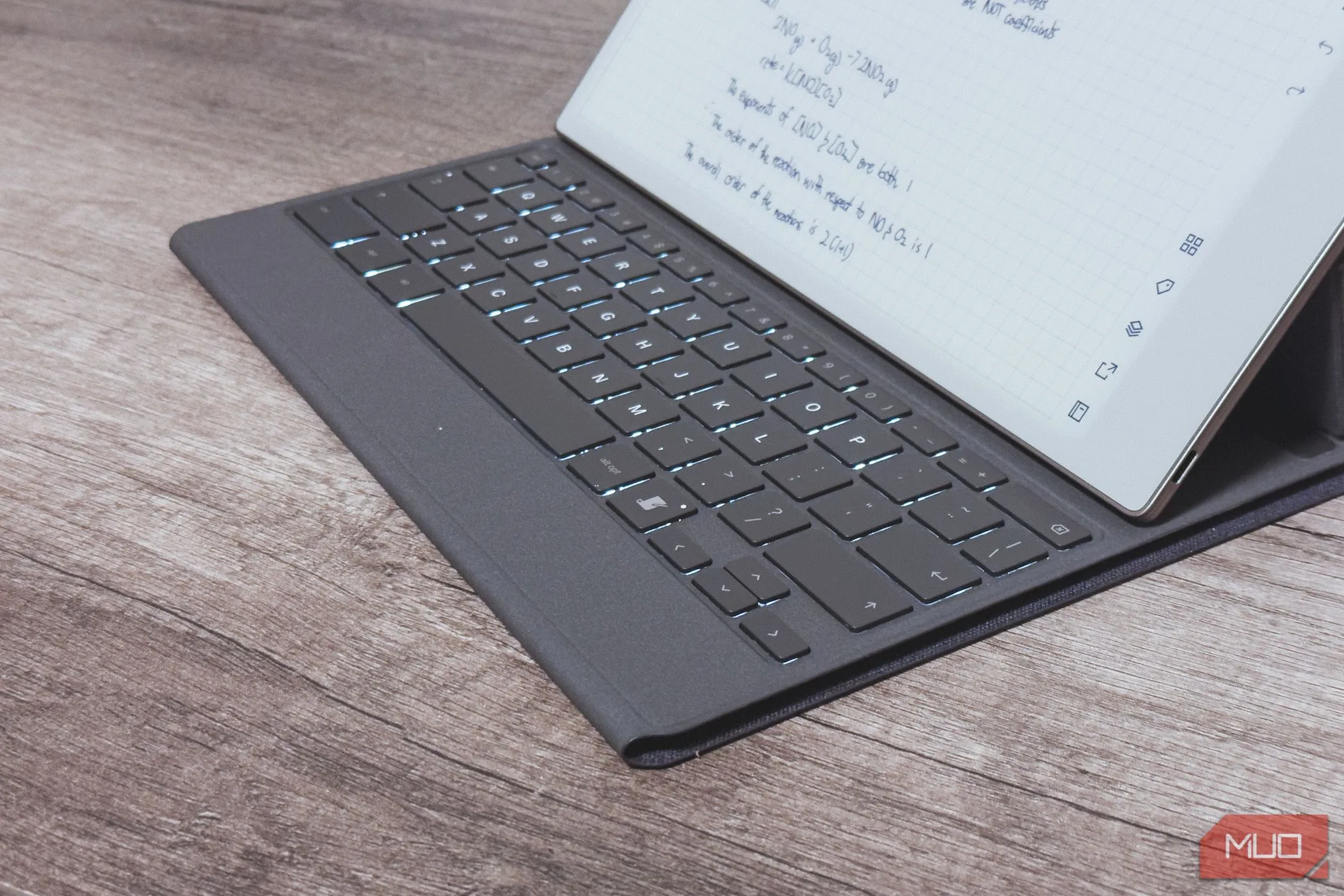 Cận cảnh các phím trên bàn phím Type Folio của reMarkable Paper Pro, cho thấy bố cục và chất liệu bàn phím