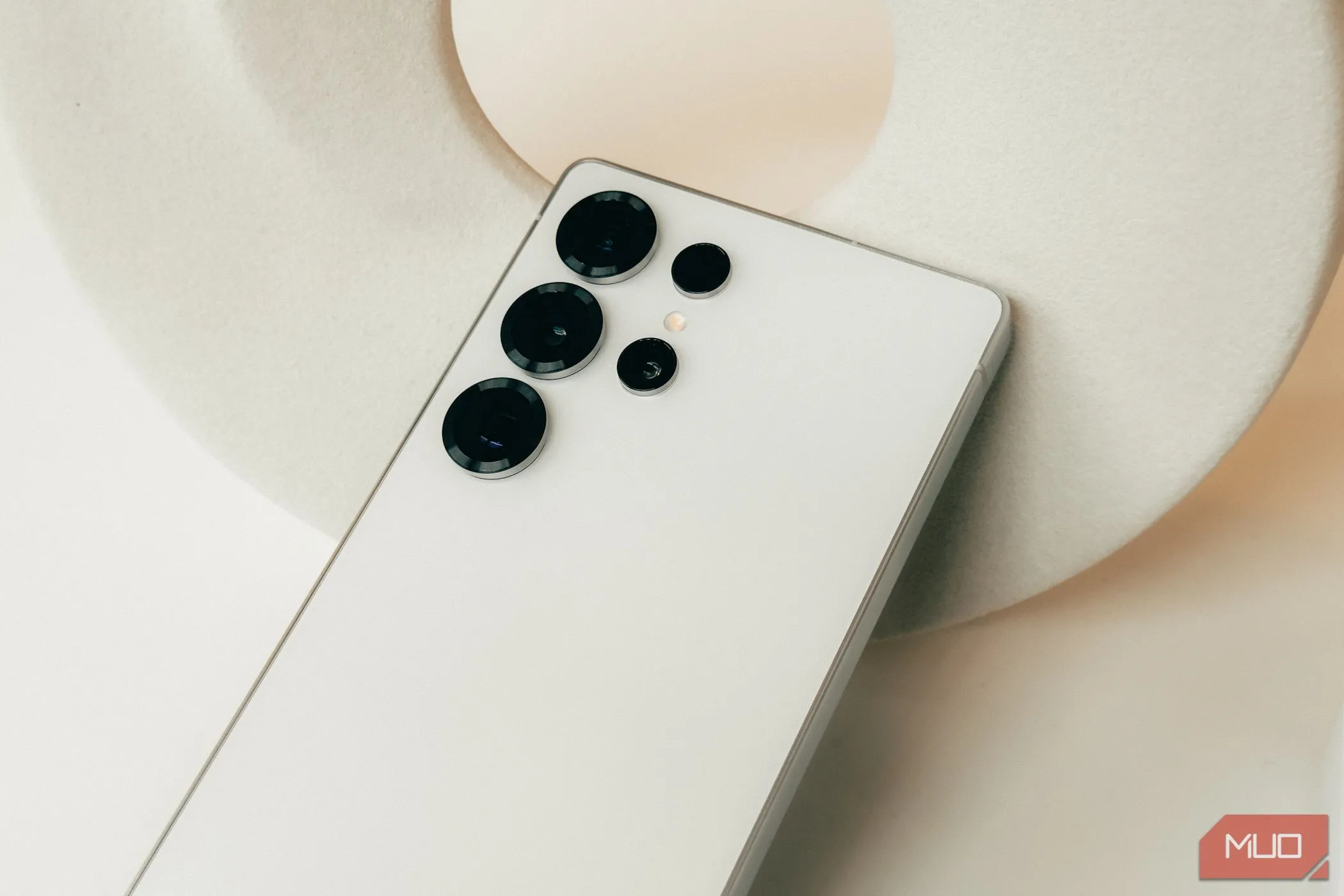 Cận cảnh camera chính Samsung Galaxy S25 Ultra màu trắng