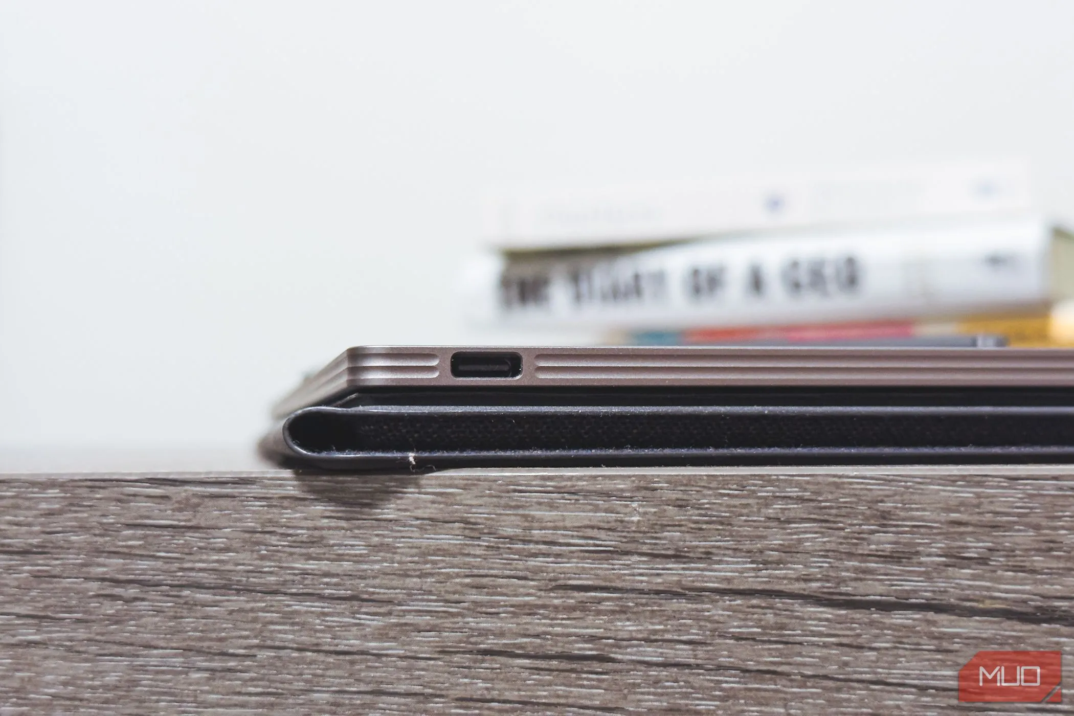 Cận cảnh cổng USB-C của reMarkable Paper Pro, nơi sạc pin và kết nối dữ liệu cho thiết bị