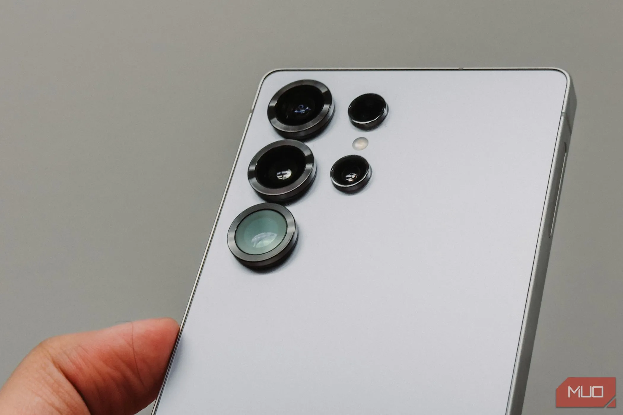 Cận cảnh cụm camera Samsung Galaxy S25 Ultra màu trắng với các vòng viền nổi bật