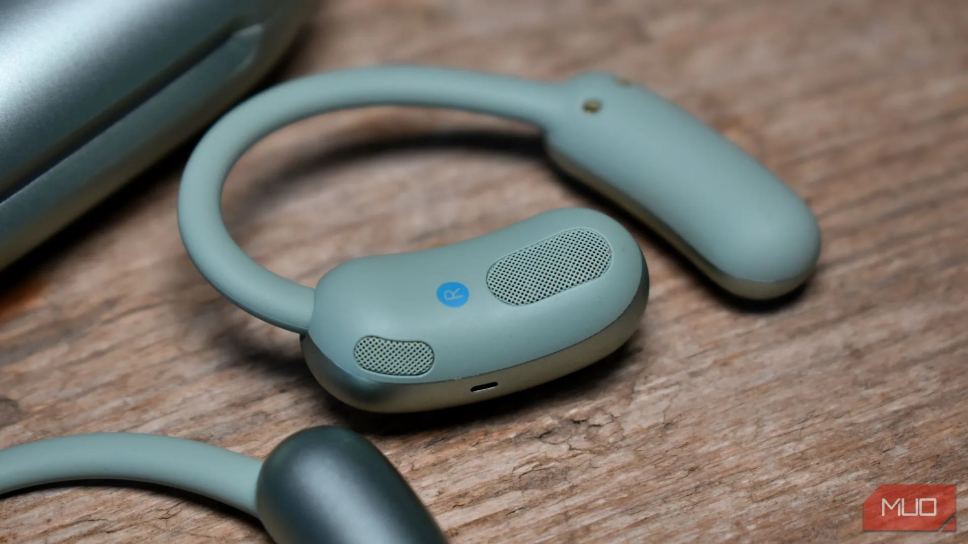 Cận cảnh lưới loa của tai nghe Soundcore AeroFit 2