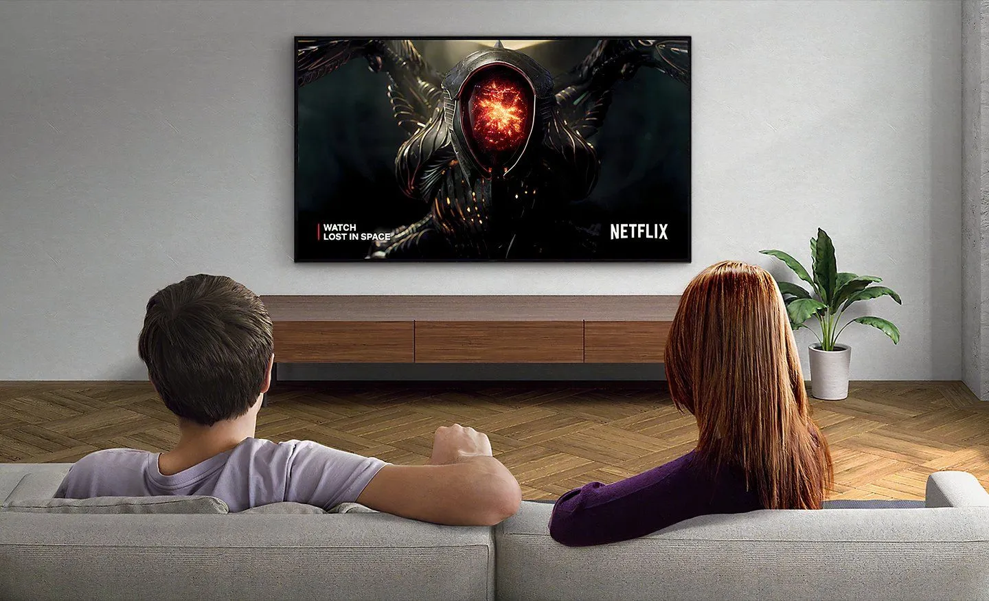 Cặp đôi xem phim trên TV Sony Bravia Mini-LED trong phòng sáng, hình ảnh vẫn rõ nét và sống động
