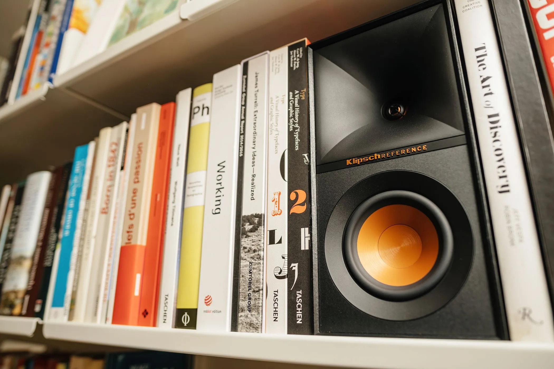 Cặp loa bookshelf Klipsch Reference màu gỗ đặt gọn gàng trên kệ sách.