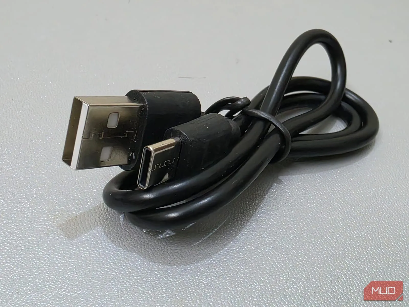 Cáp sạc điện thoại kém chất lượng, tiềm ẩn nguy cơ sạc chậm và hư hại thiết bị
