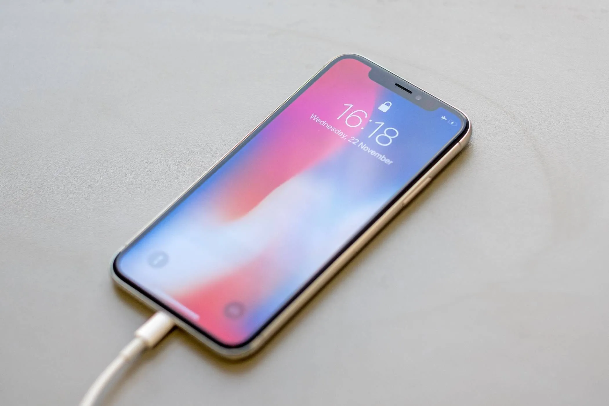 Cáp sạc USB-C kết nối iPhone 15 với một thiết bị khác, minh họa việc truyền dữ liệu có dây