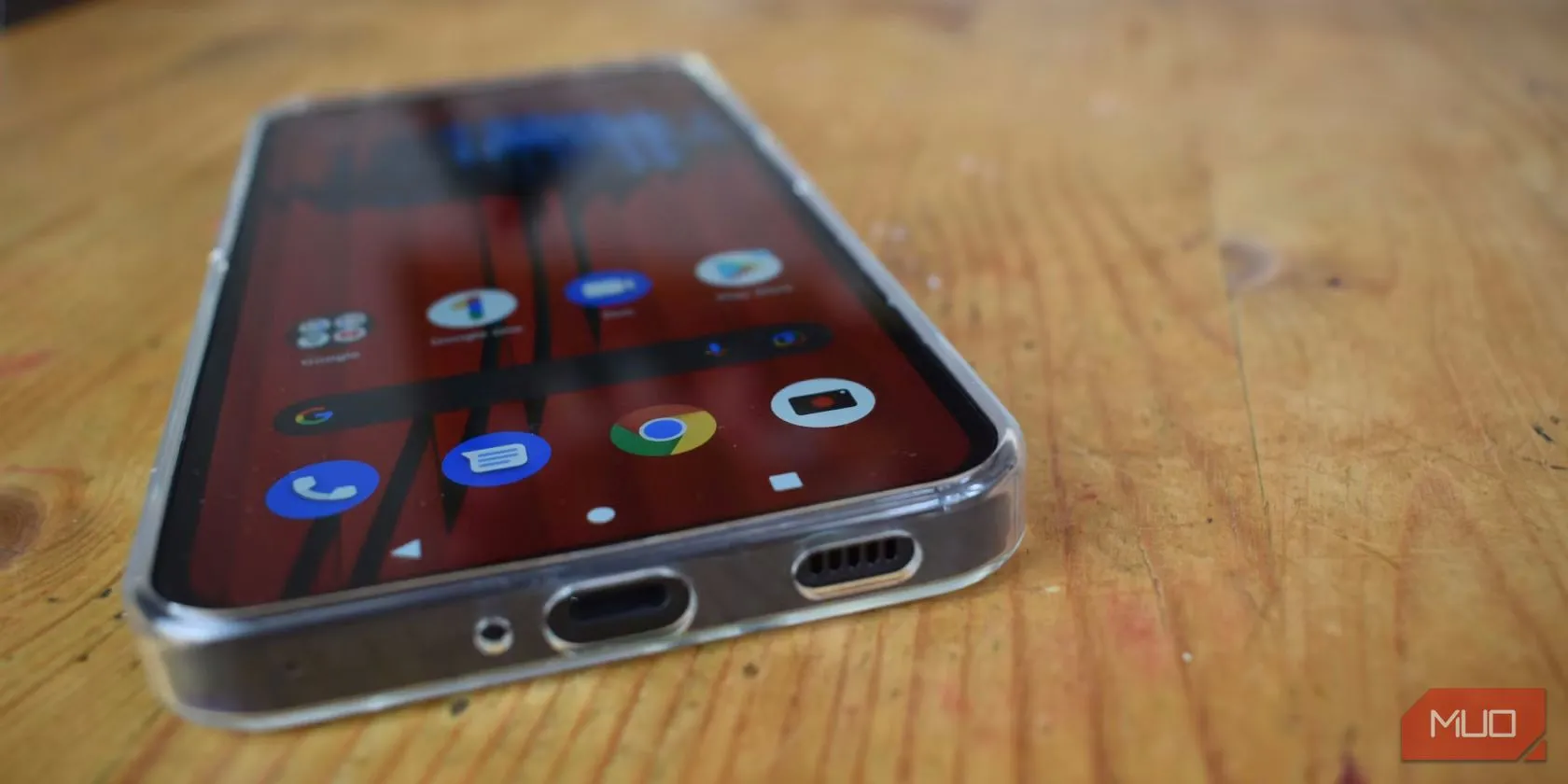 Cổng sạc điện thoại Nothing Phone 1 trong ốp lưng