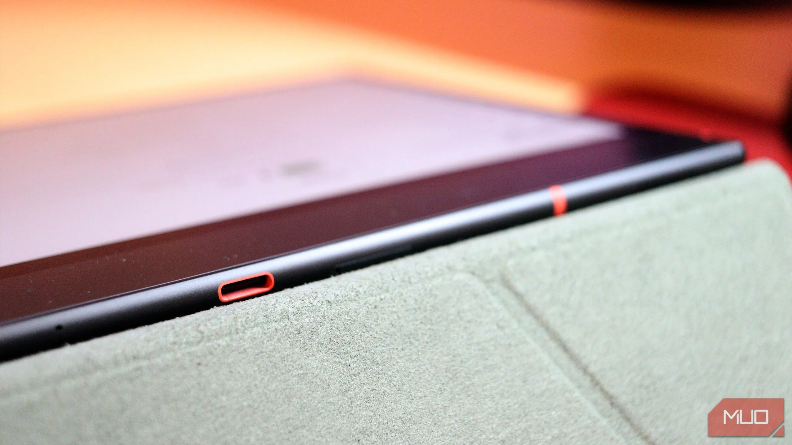 Cổng sạc USB-C của Onyx Boox Note Air4 C ở cạnh dưới